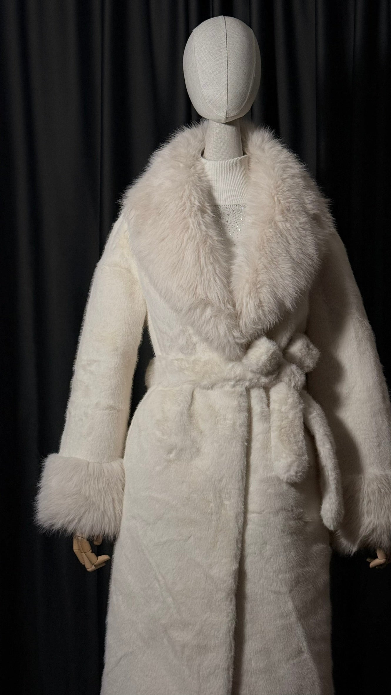 Beyaz Kemerli Uzun Kürk Kaban – Geniş Yaka