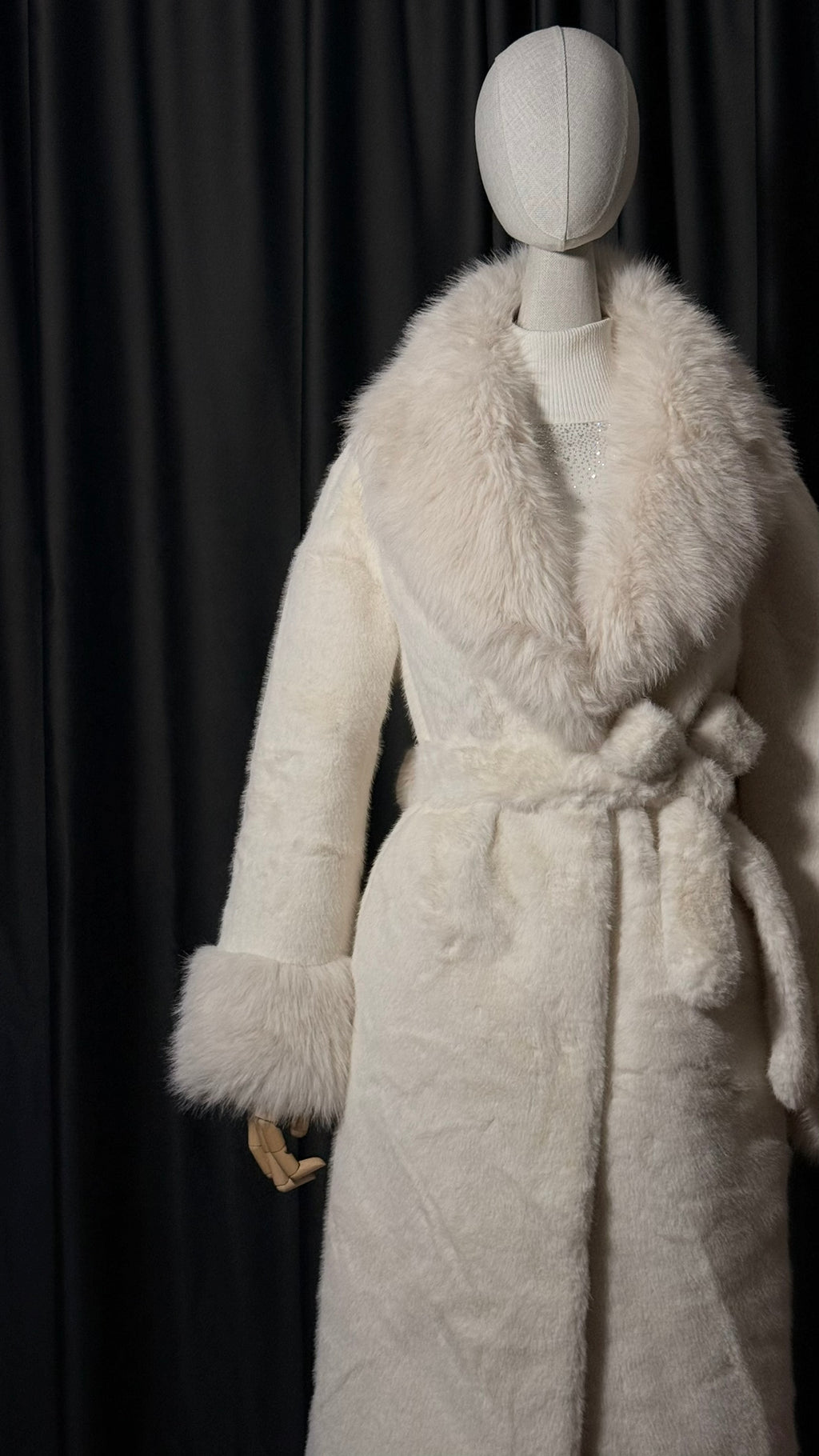 Beyaz Kemerli Uzun Kürk Kaban – Geniş Yaka