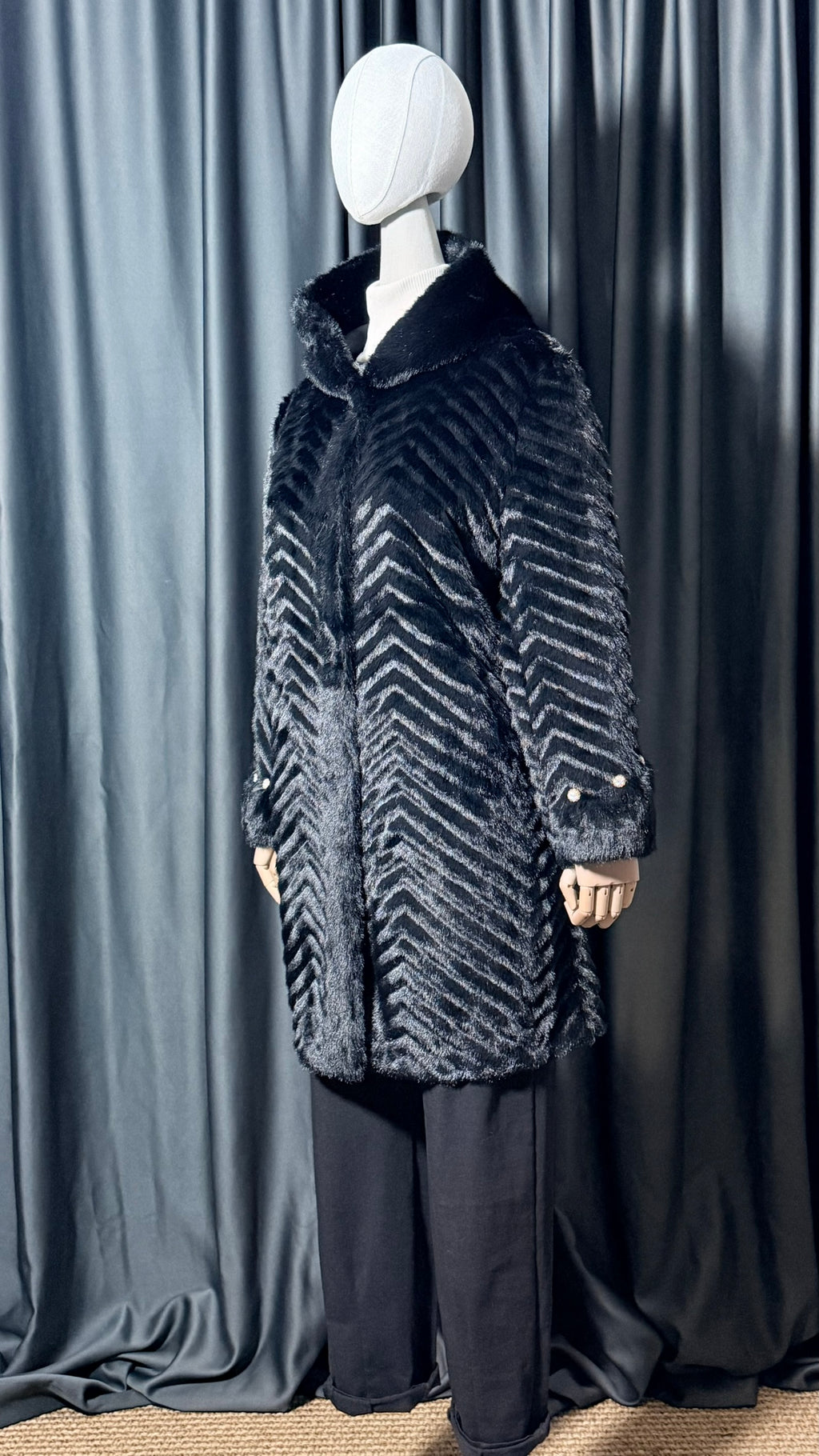 Siyah Kapüşonlu Uzun Kürk Kaban – İnci Detaylı