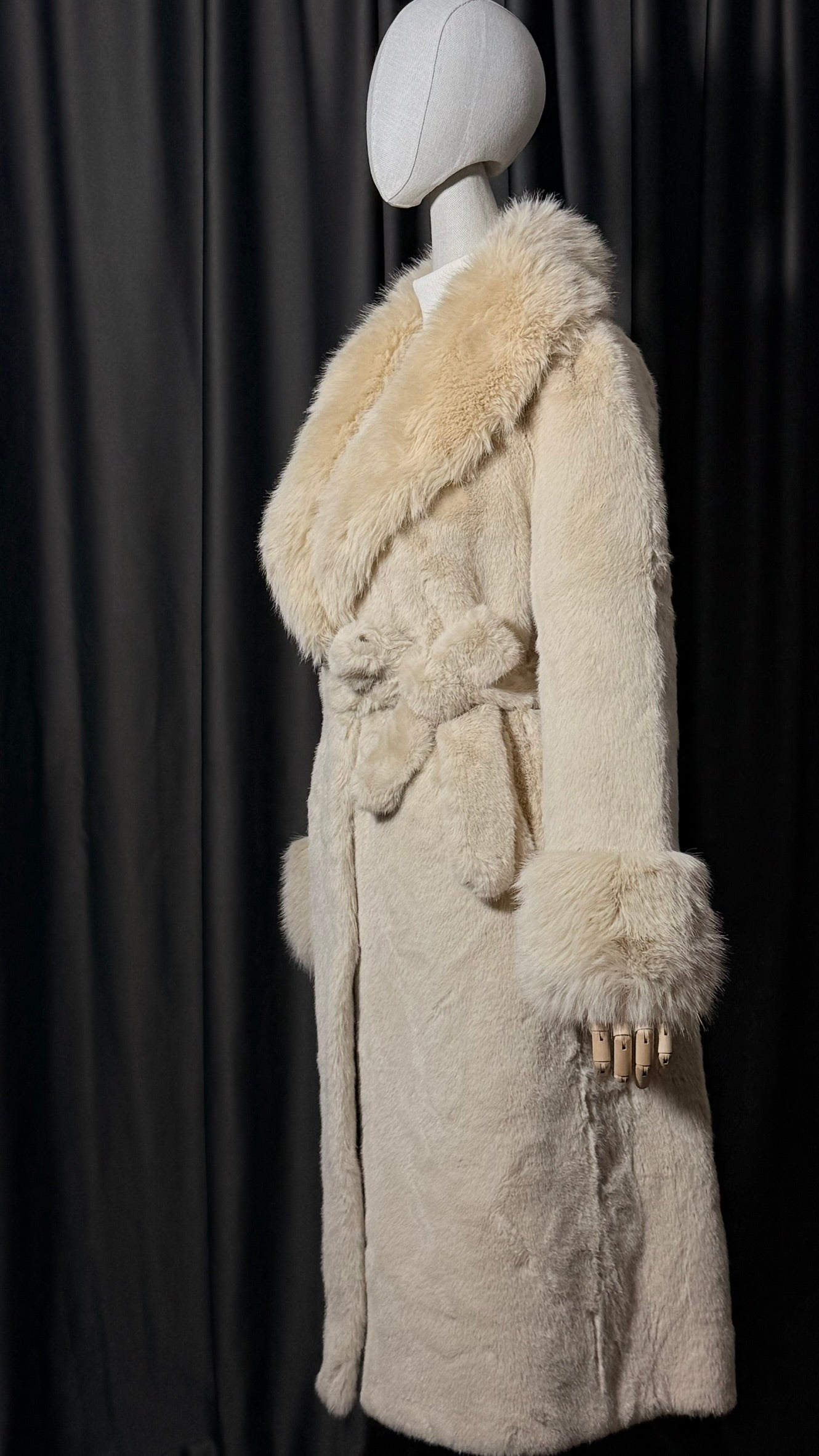 Kırık Beyaz Kemerli Uzun Kürk Kaban – Yumuşak Doku