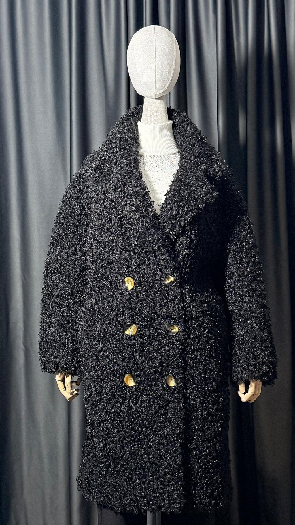 Siyah Buklet Düğmeli Kaban – Altın Düğmeli