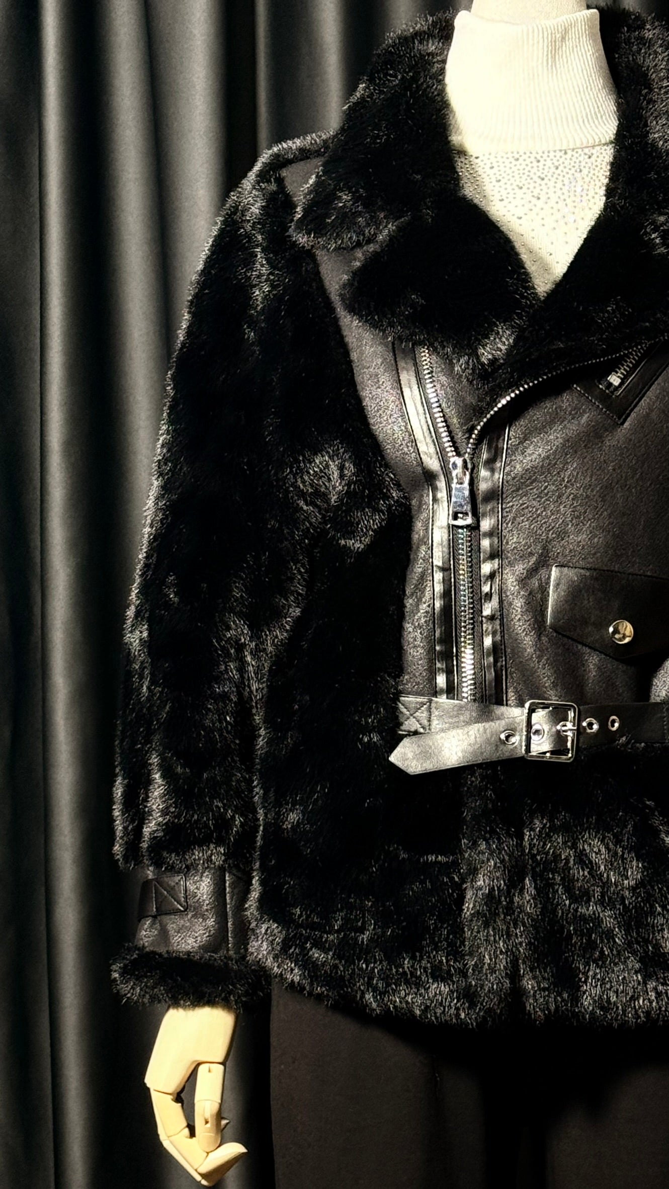 Deri Detaylı Siyah Kürk Ceket