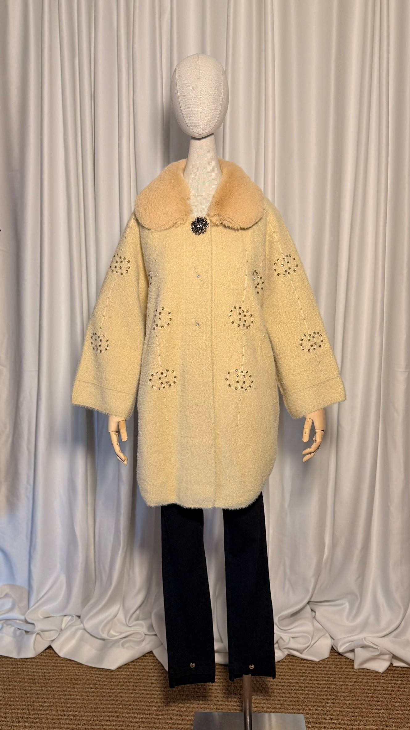 Bej Kürk Yakalı Taş Detaylı Tasarım Angora Panço