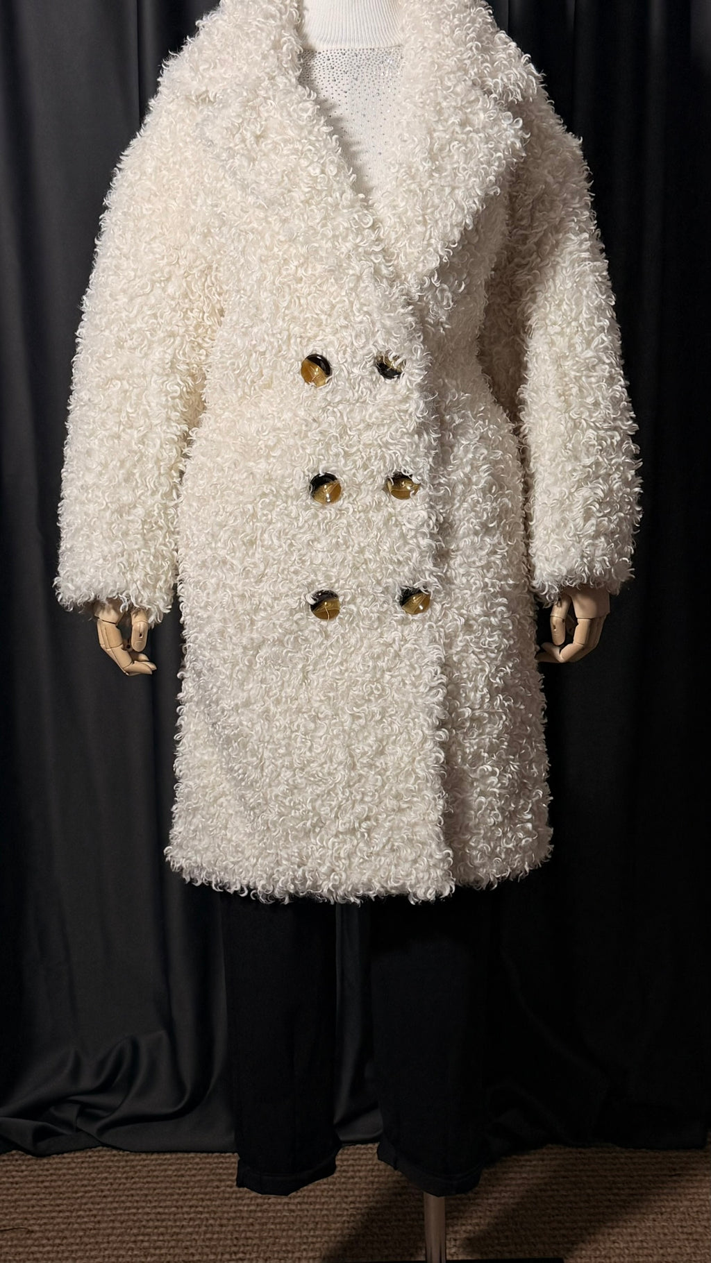 Beyaz Buklet Düğmeli Kaban – Oversize Kesim