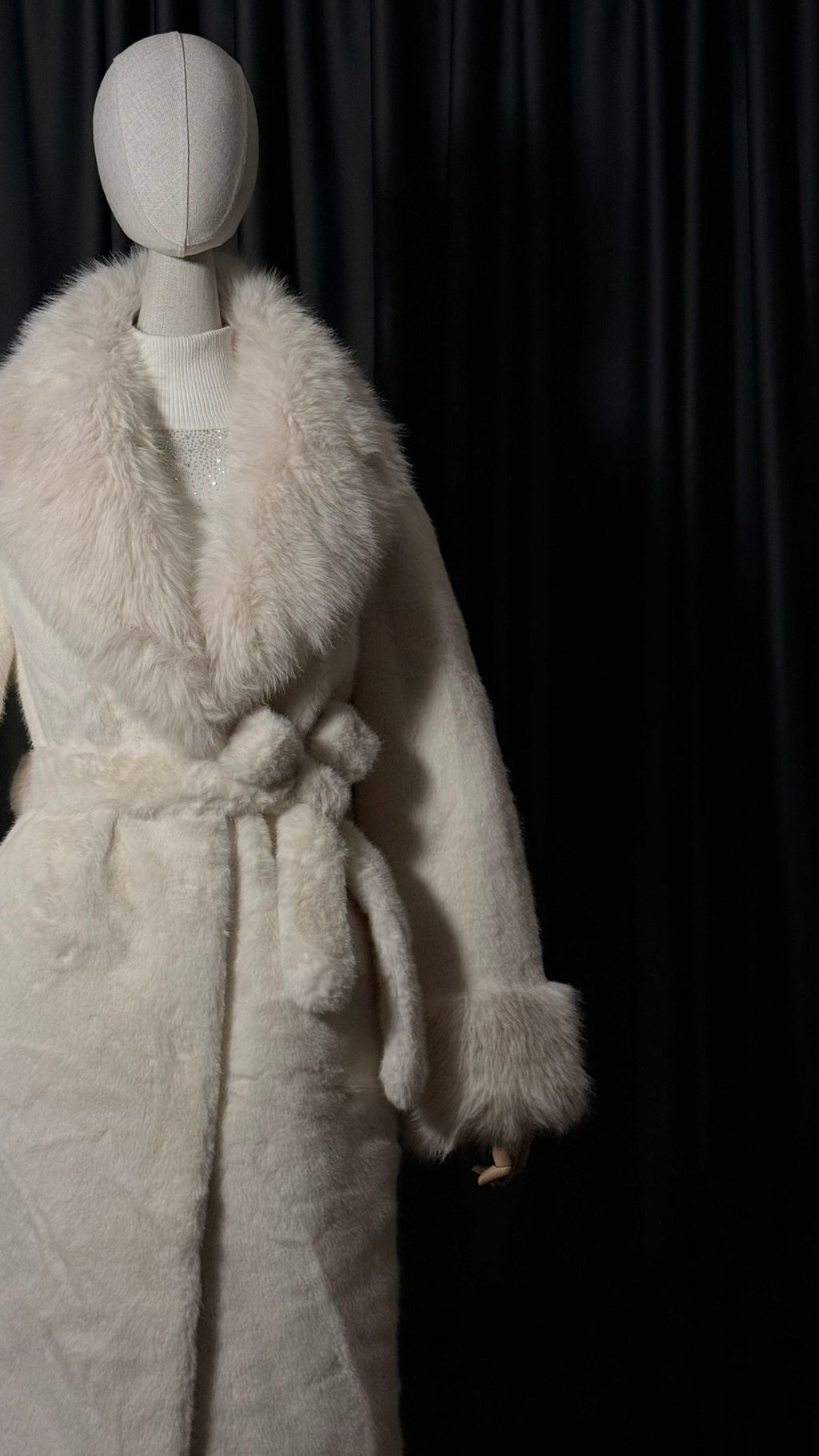 Beyaz Kemerli Uzun Kürk Kaban – Geniş Yaka