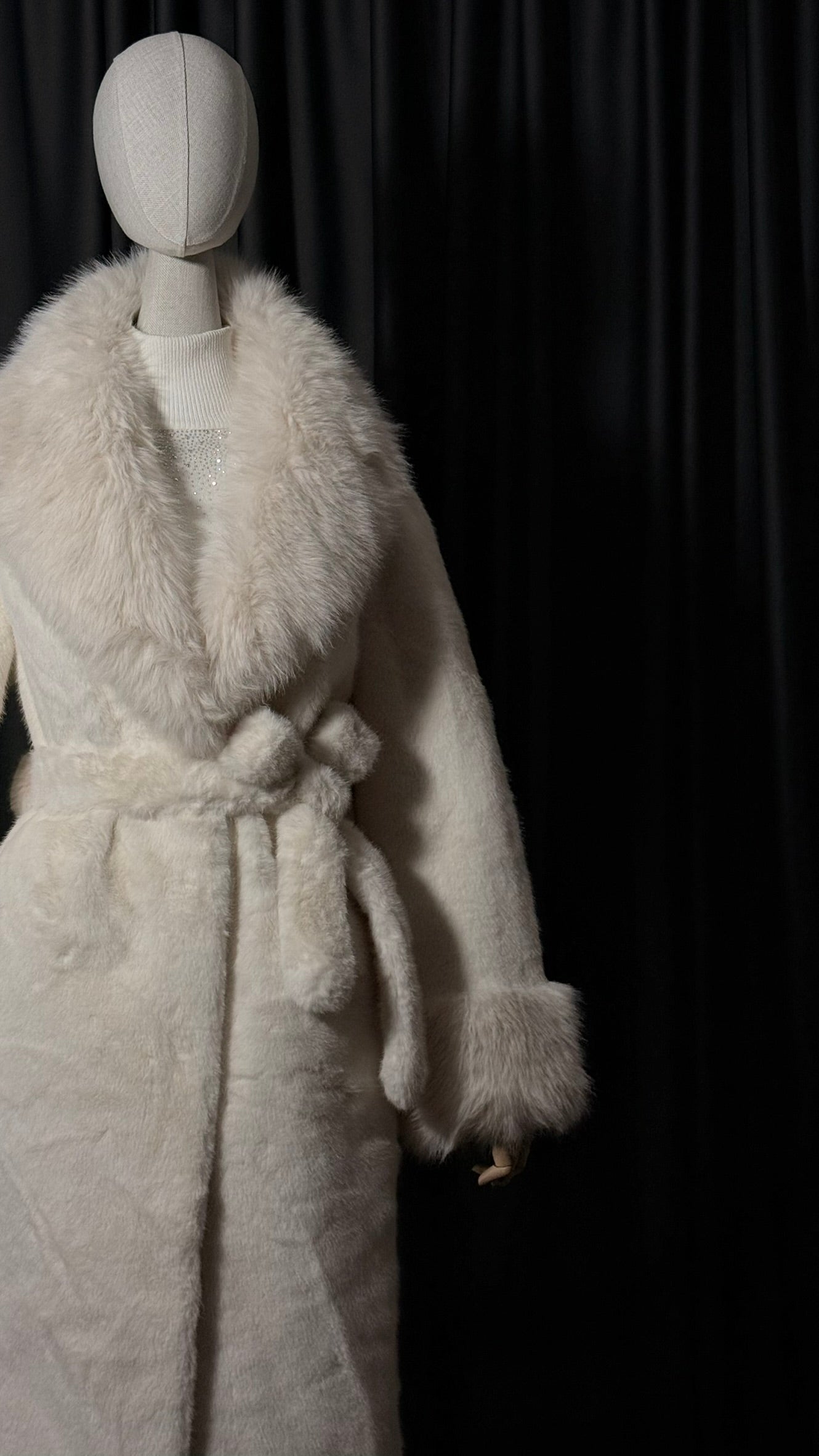 Beyaz Kemerli Uzun Kürk Kaban – Geniş Yaka