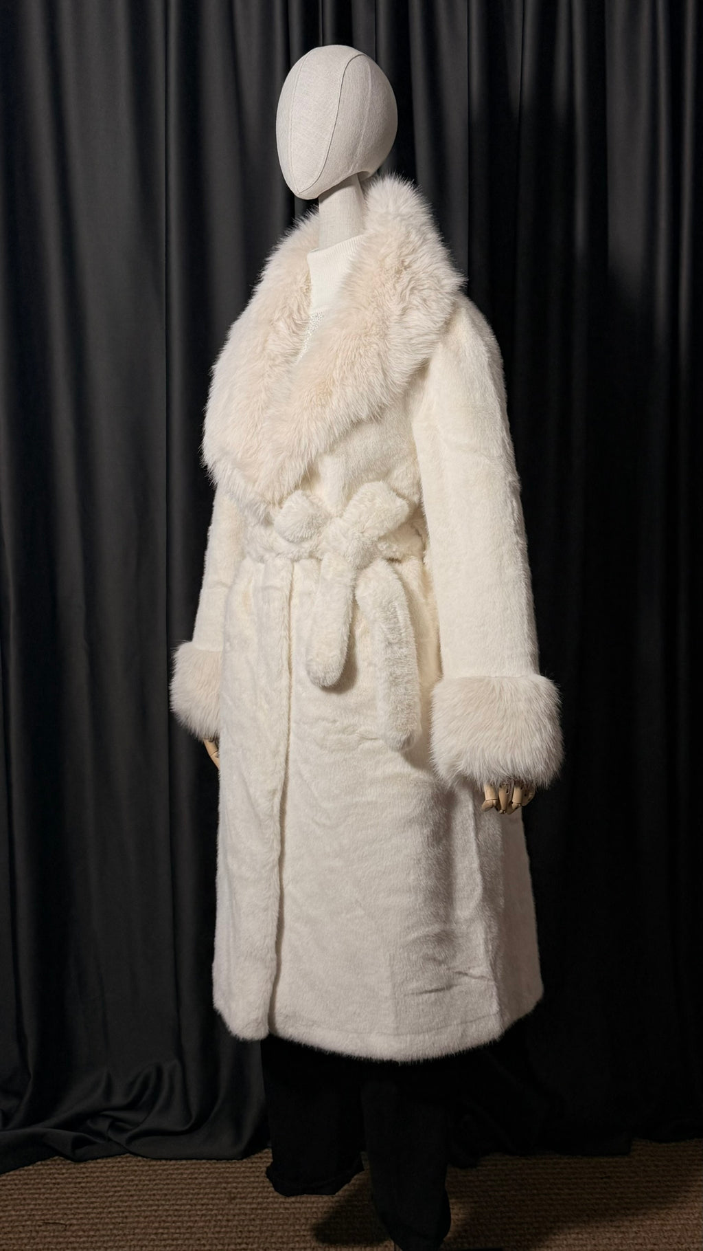 Beyaz Kemerli Uzun Kürk Kaban – Geniş Yaka