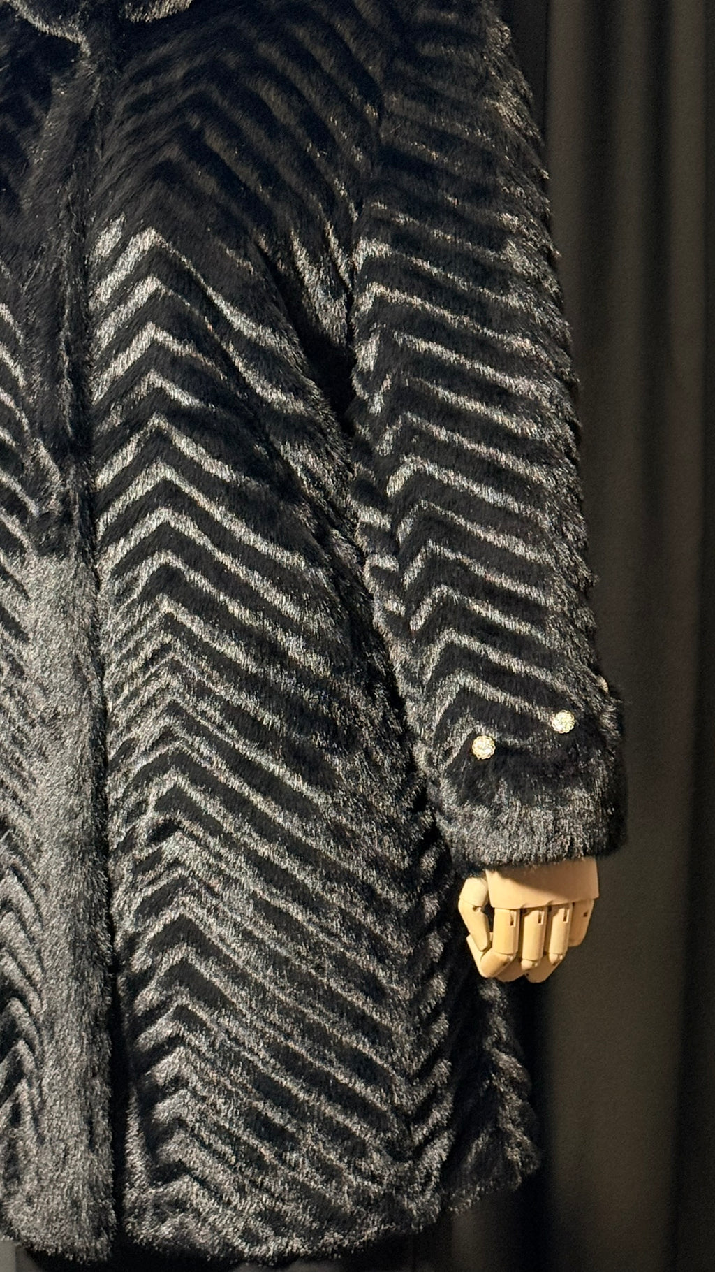 Siyah Kapüşonlu Uzun Kürk Kaban – İnci Detaylı