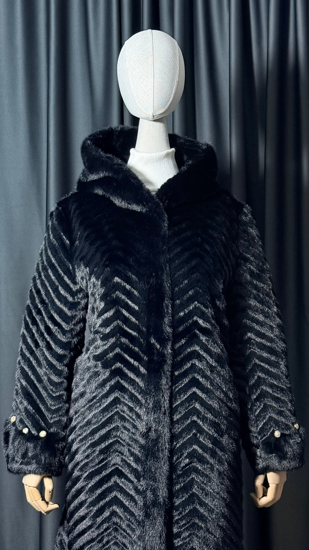 Siyah Kapüşonlu Uzun Kürk Kaban – İnci Detaylı