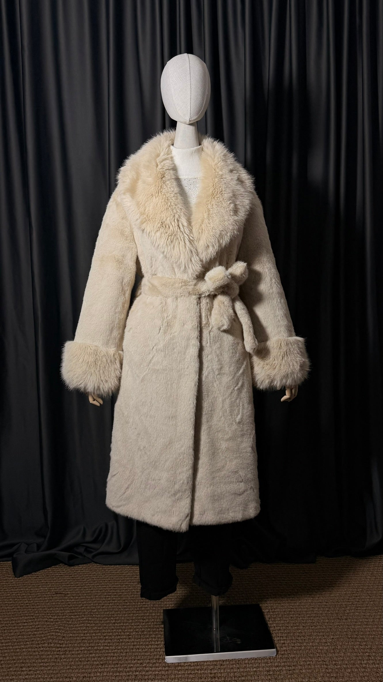 Kırık Beyaz Kemerli Uzun Kürk Kaban – Yumuşak Doku