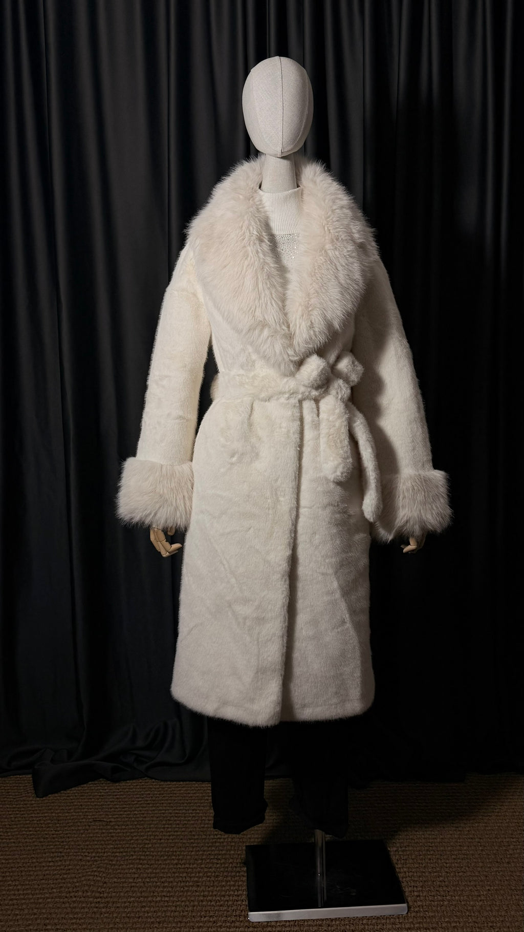 Beyaz Kemerli Uzun Kürk Kaban – Geniş Yaka