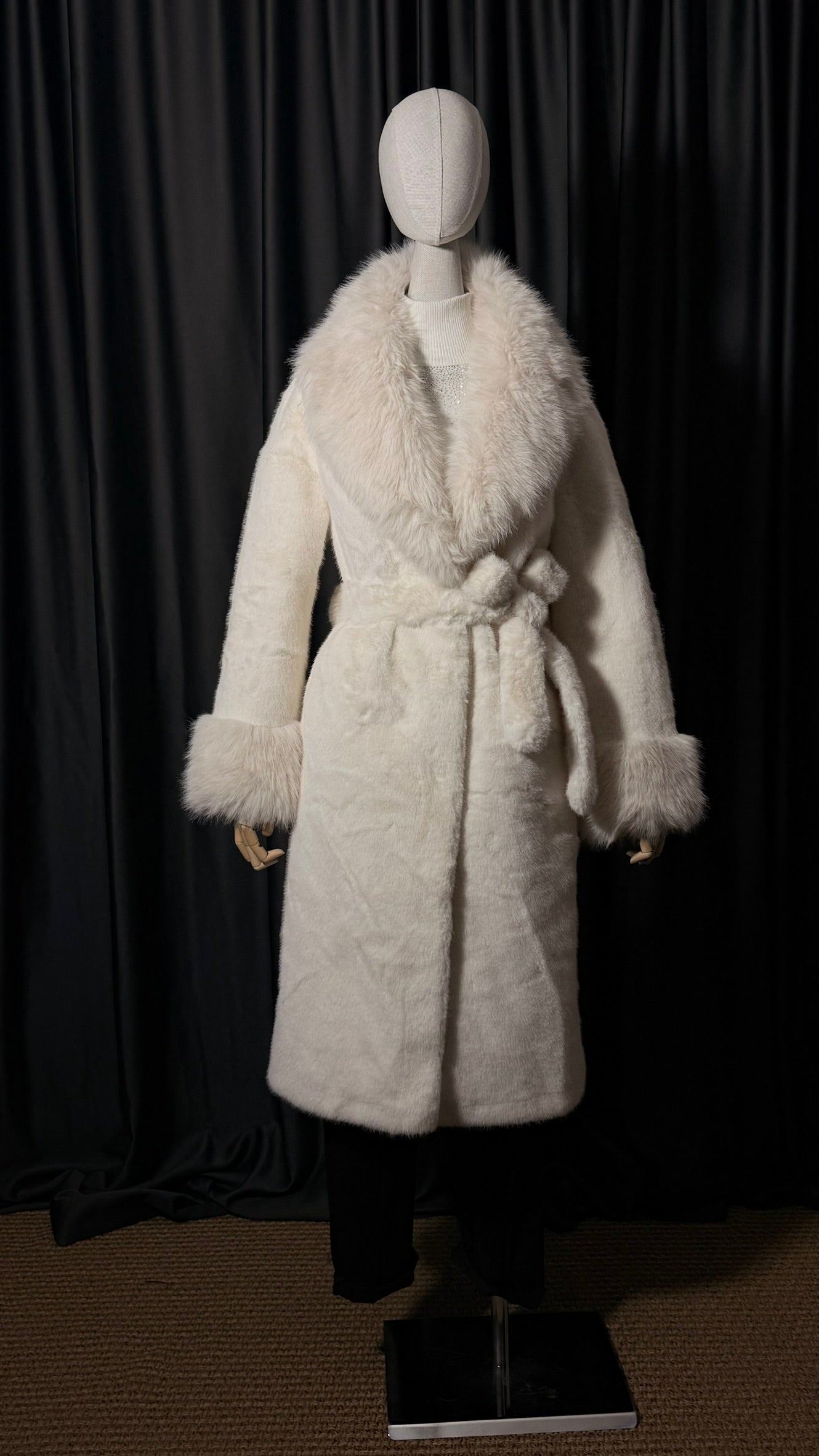 Beyaz Kemerli Uzun Kürk Kaban – Geniş Yaka