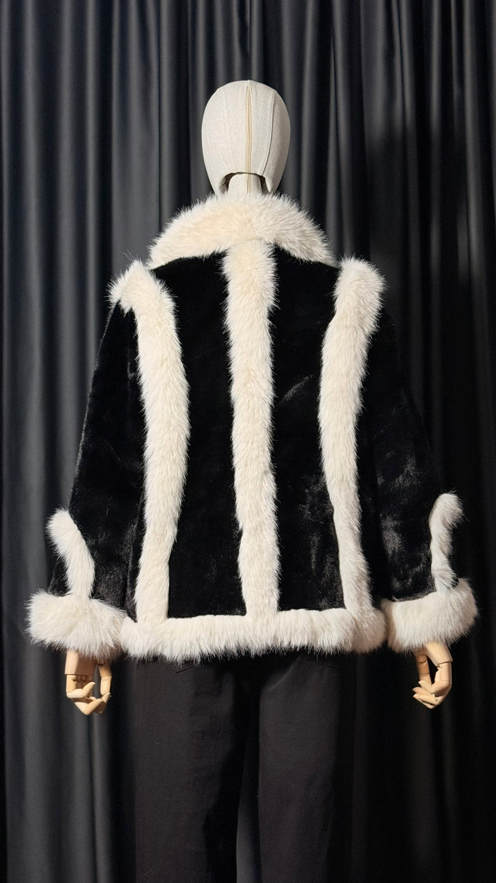 Siyah Beyaz Kontrast Kürk Ceket – Düğmeli