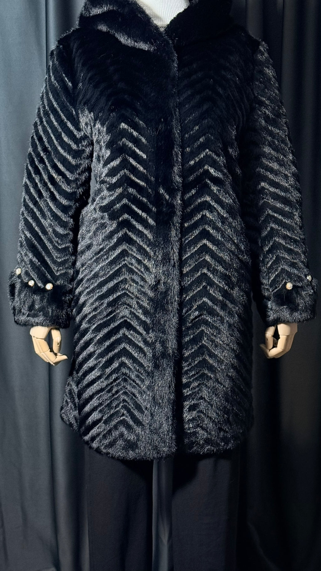 Siyah Kapüşonlu Uzun Kürk Kaban – İnci Detaylı