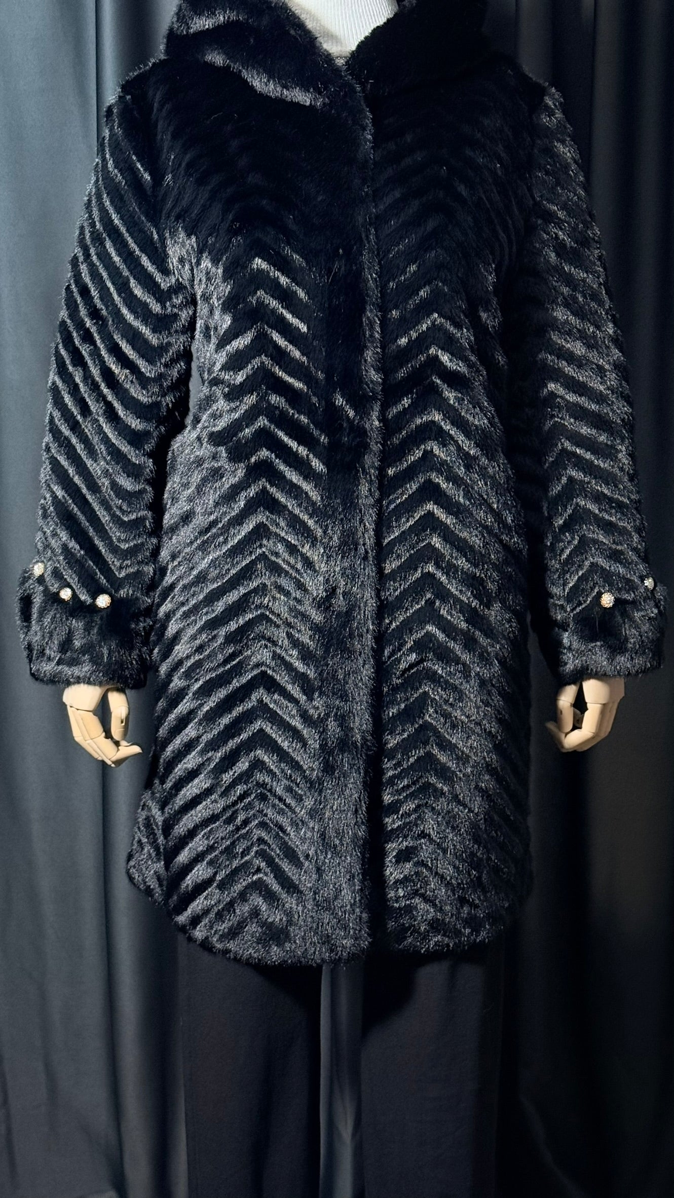 Siyah Kapüşonlu Uzun Kürk Kaban – İnci Detaylı