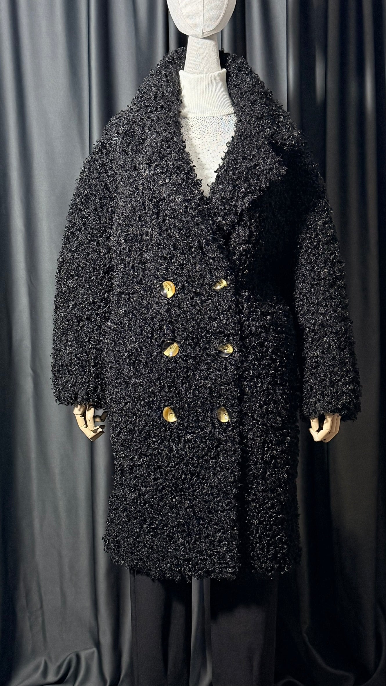 Siyah Buklet Düğmeli Kaban – Altın Düğmeli