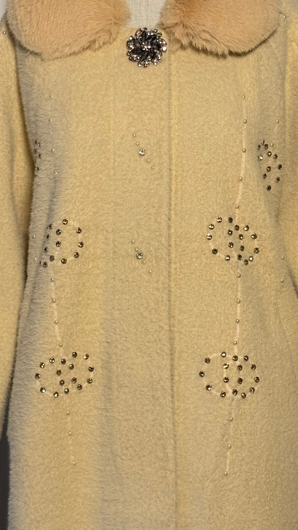 Bej Kürk Yakalı Taş Detaylı Tasarım Angora Panço
