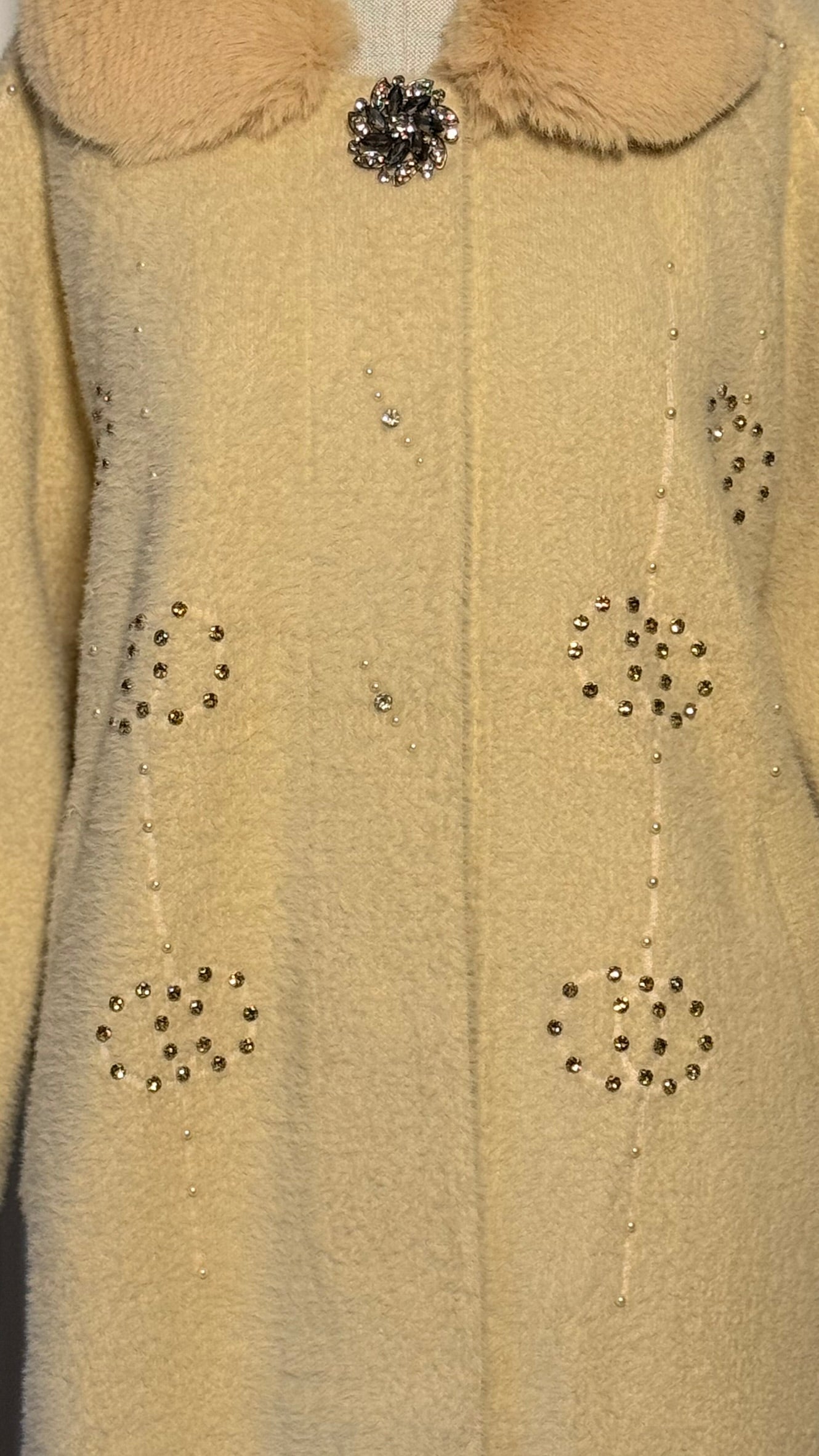 Bej Kürk Yakalı Taş Detaylı Tasarım Angora Panço