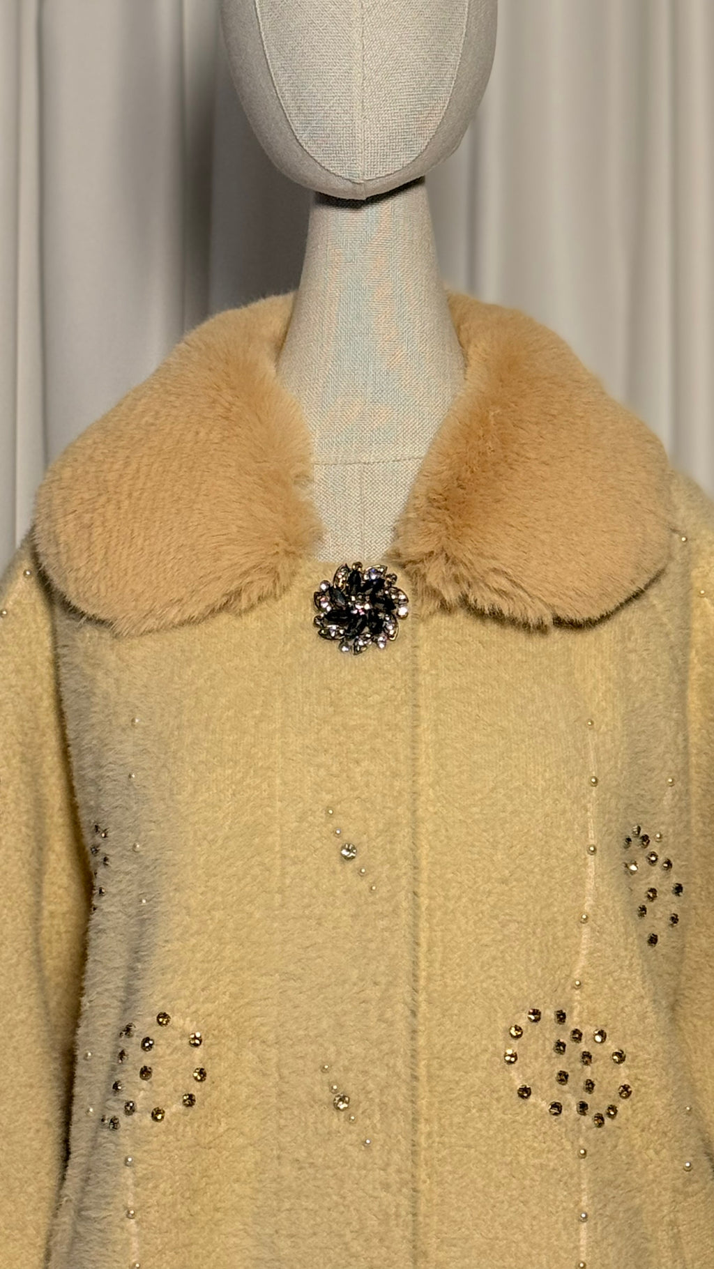 Bej Kürk Yakalı Taş Detaylı Tasarım Angora Panço