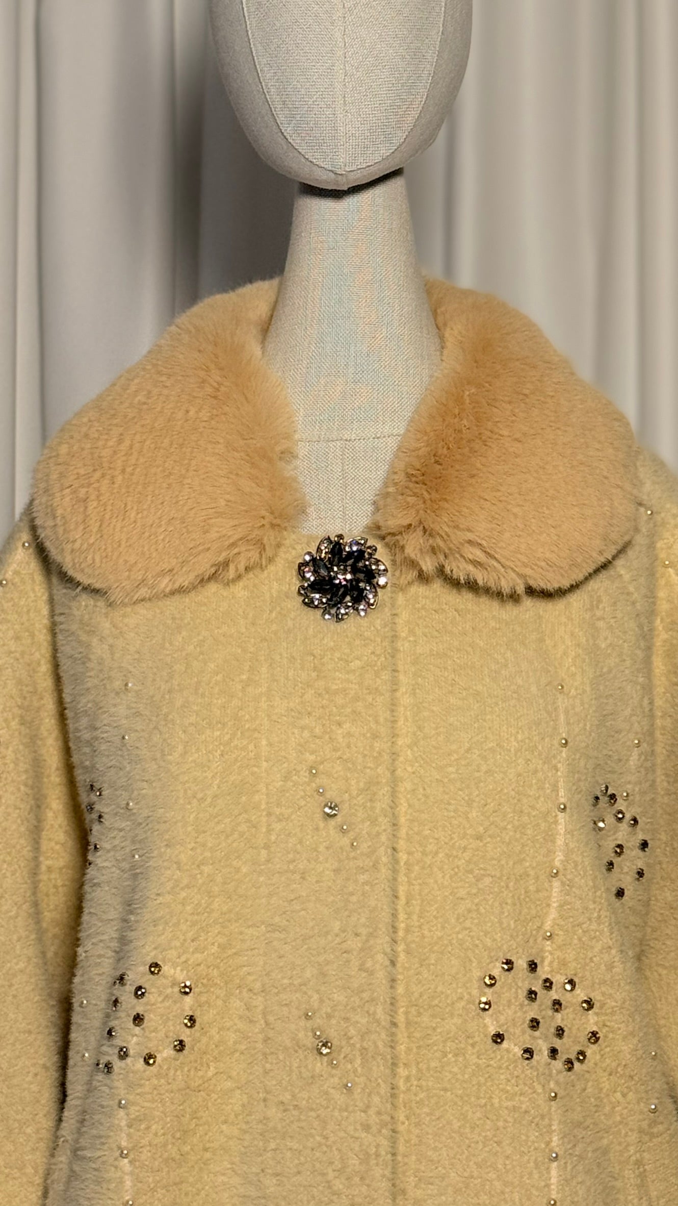 Bej Kürk Yakalı Taş Detaylı Tasarım Angora Panço