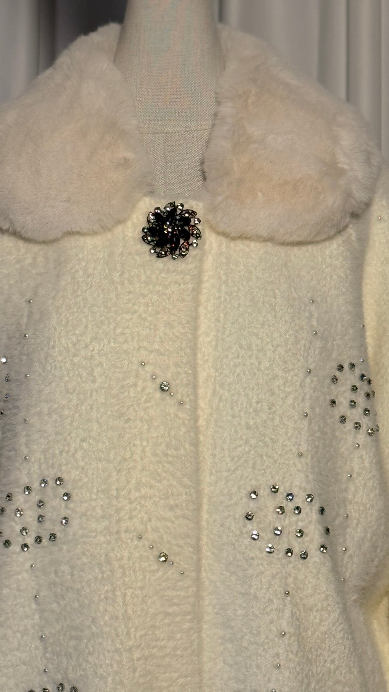 Krem Taş Detaylı Kürk Yakalı Angora Panço