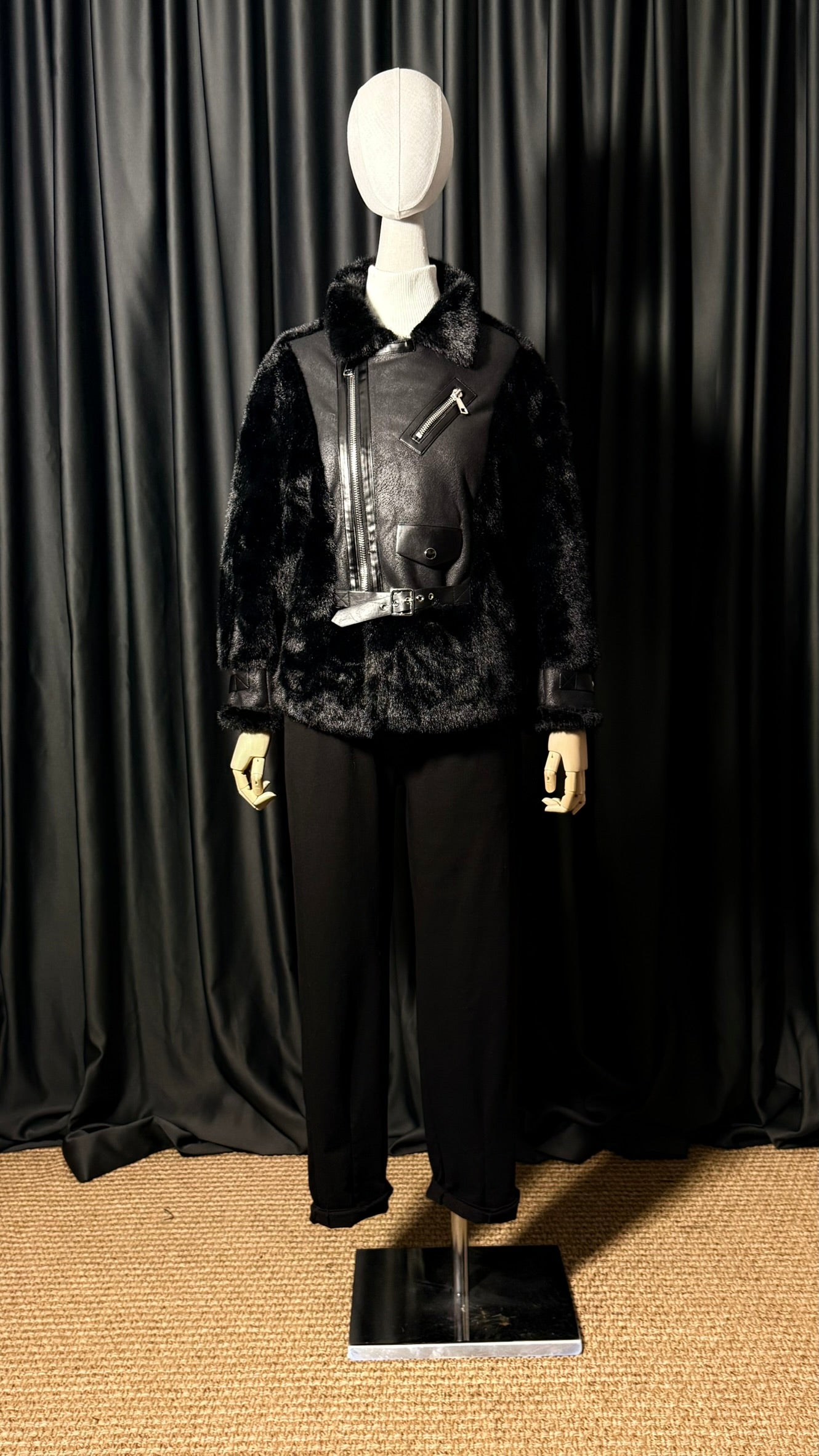 Deri Detaylı Siyah Kürk Ceket