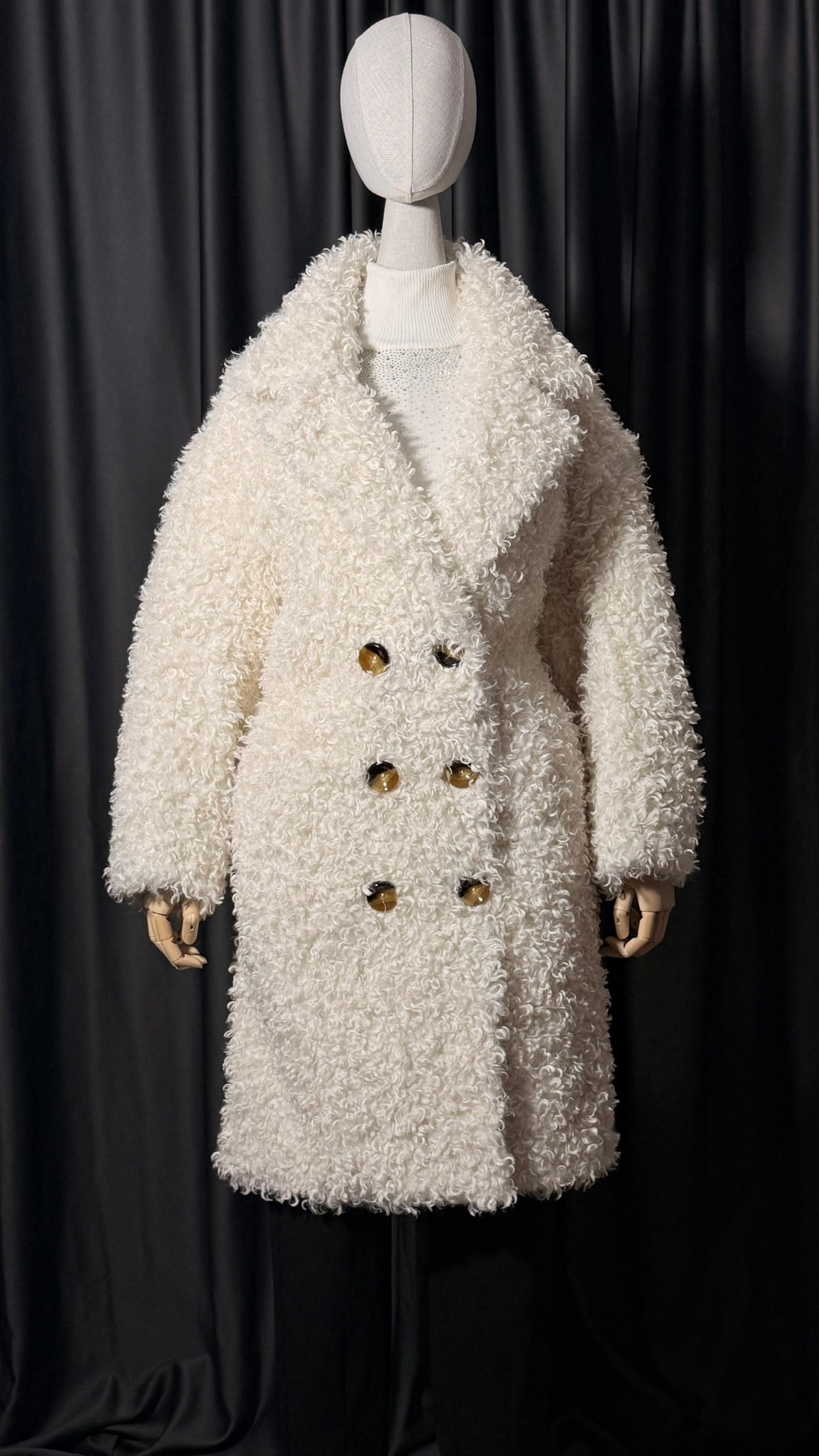 Beyaz Buklet Düğmeli Kaban – Oversize Kesim