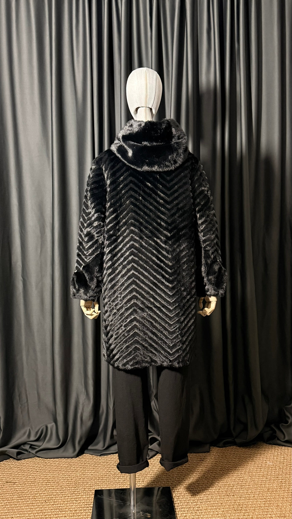 Siyah Kapüşonlu Uzun Kürk Kaban – İnci Detaylı