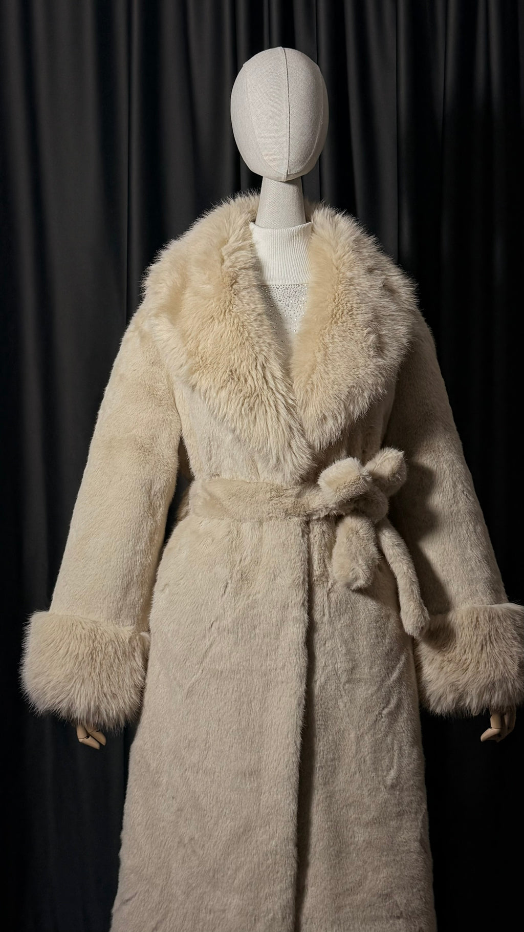 Kırık Beyaz Kemerli Uzun Kürk Kaban – Yumuşak Doku