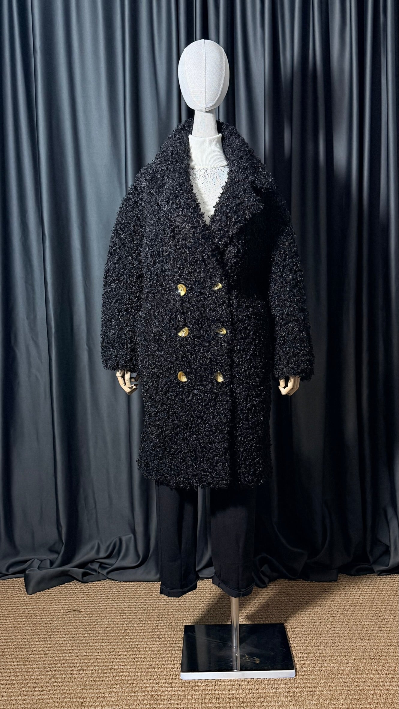 Siyah Buklet Düğmeli Kaban – Altın Düğmeli