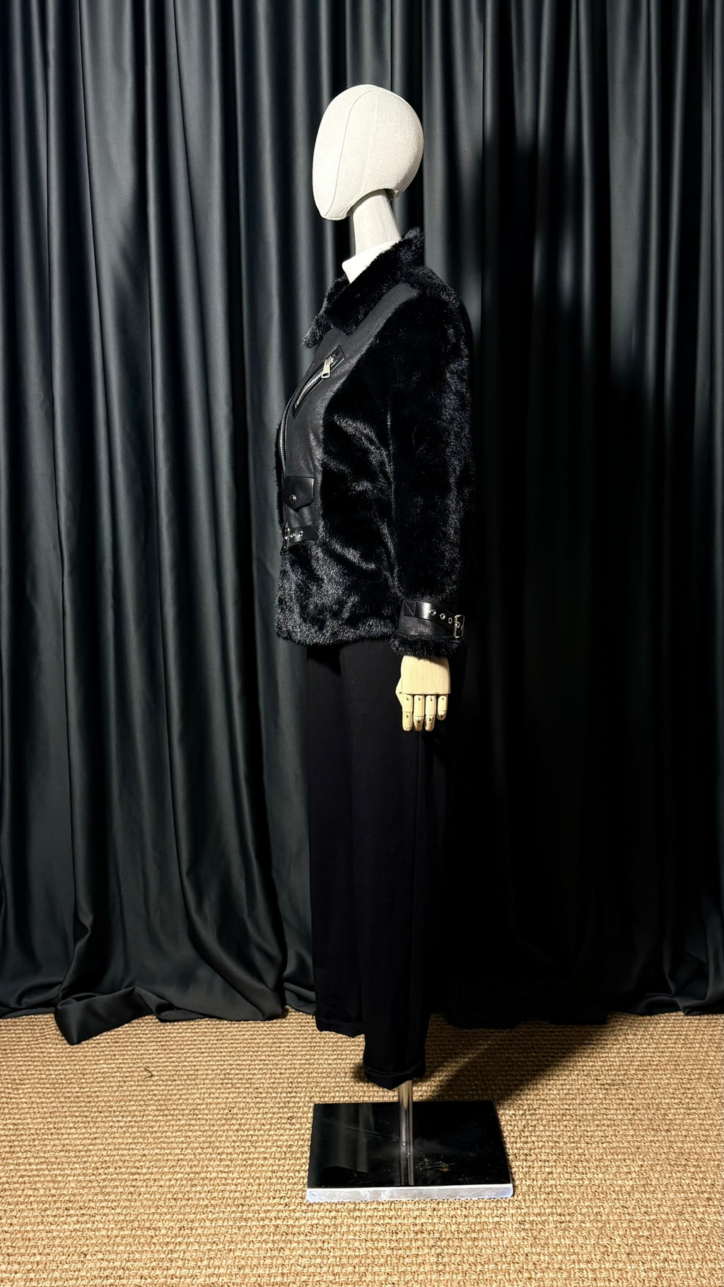 Deri Detaylı Siyah Kürk Ceket