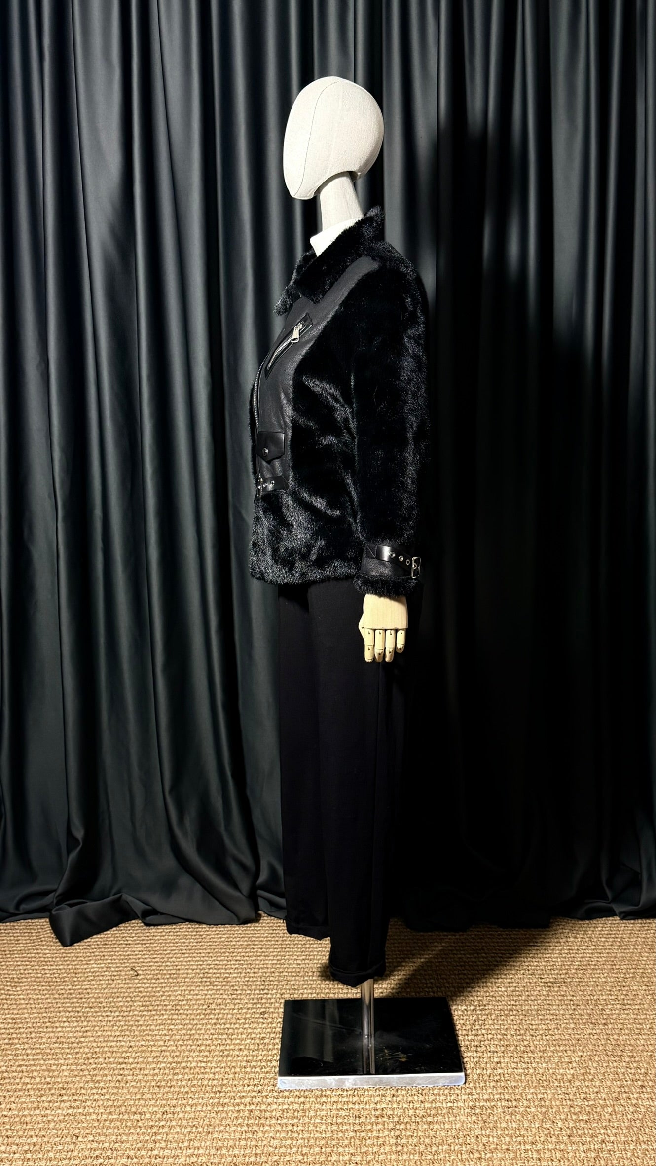 Deri Detaylı Siyah Kürk Ceket