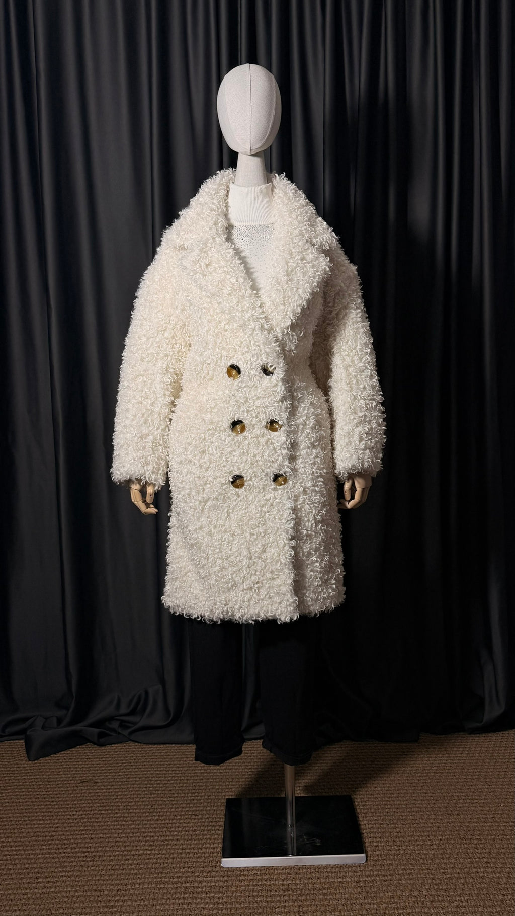 Beyaz Buklet Düğmeli Kaban – Oversize Kesim