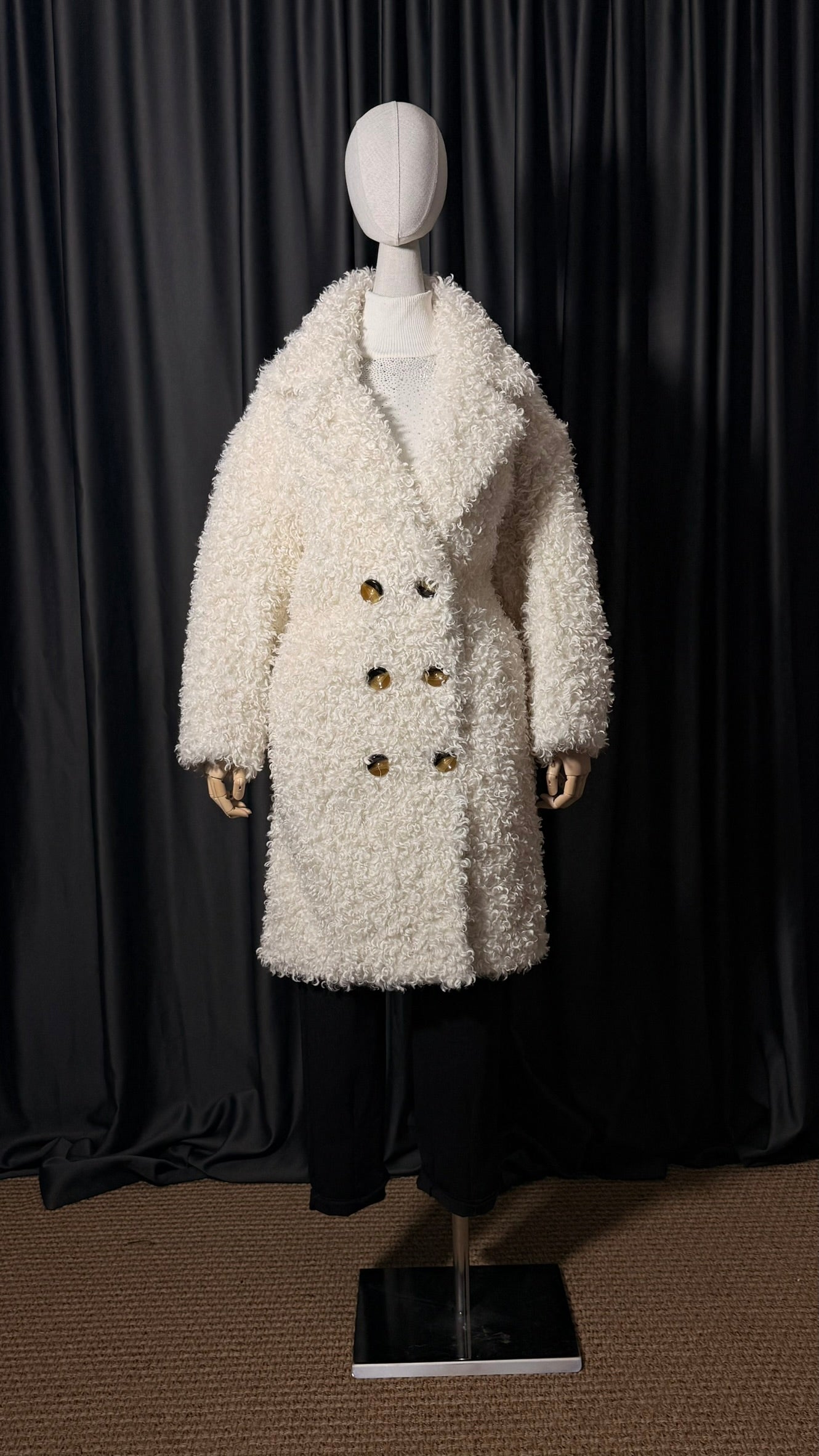 Beyaz Buklet Düğmeli Kaban – Oversize Kesim