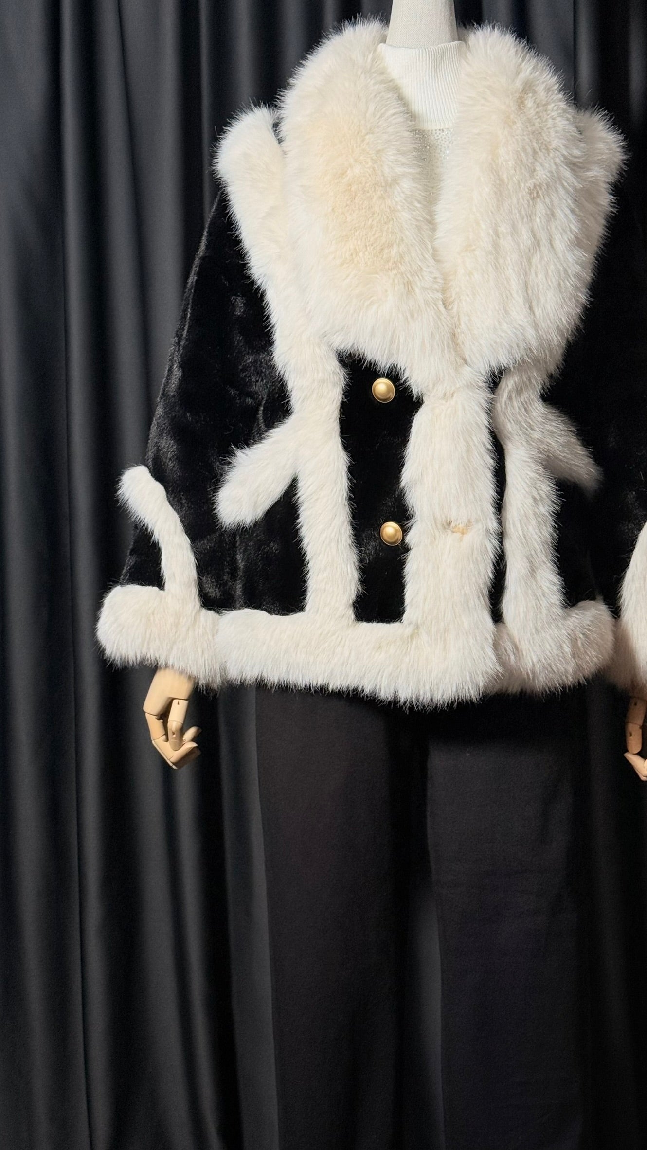 Siyah Beyaz Kontrast Kürk Ceket – Düğmeli