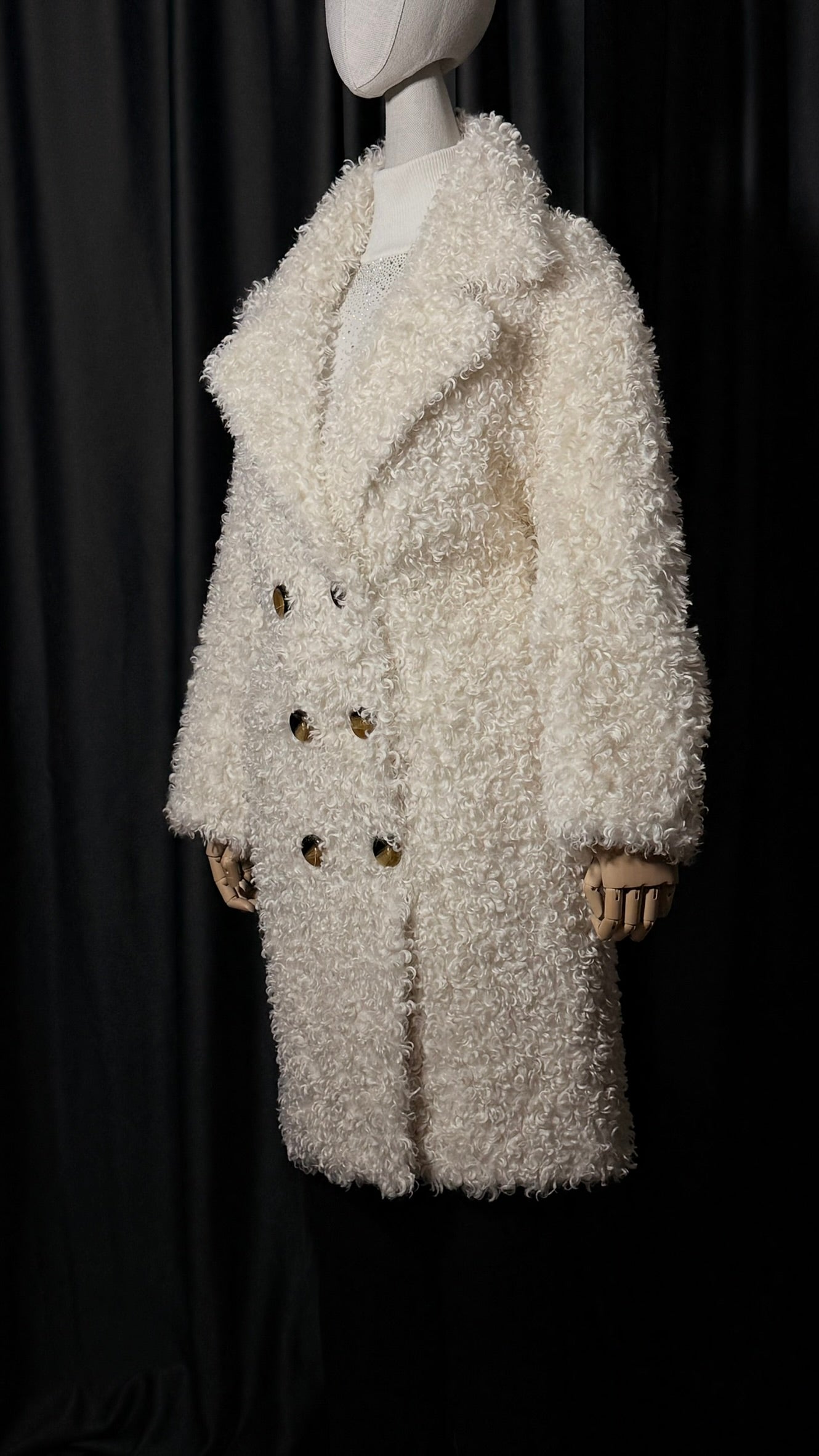 Beyaz Buklet Düğmeli Kaban – Oversize Kesim