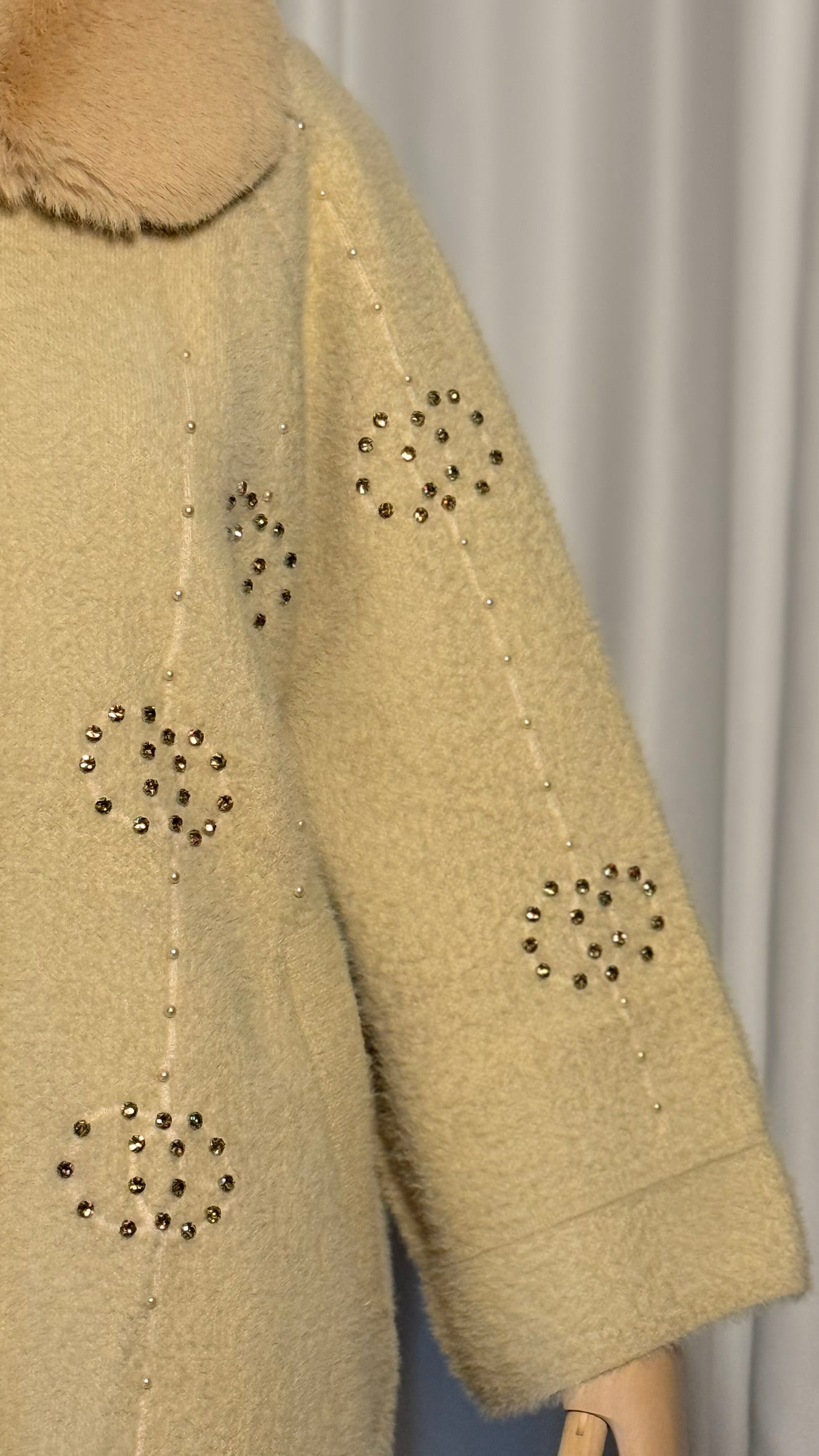 Bej Kürk Yakalı Taş Detaylı Tasarım Angora Panço