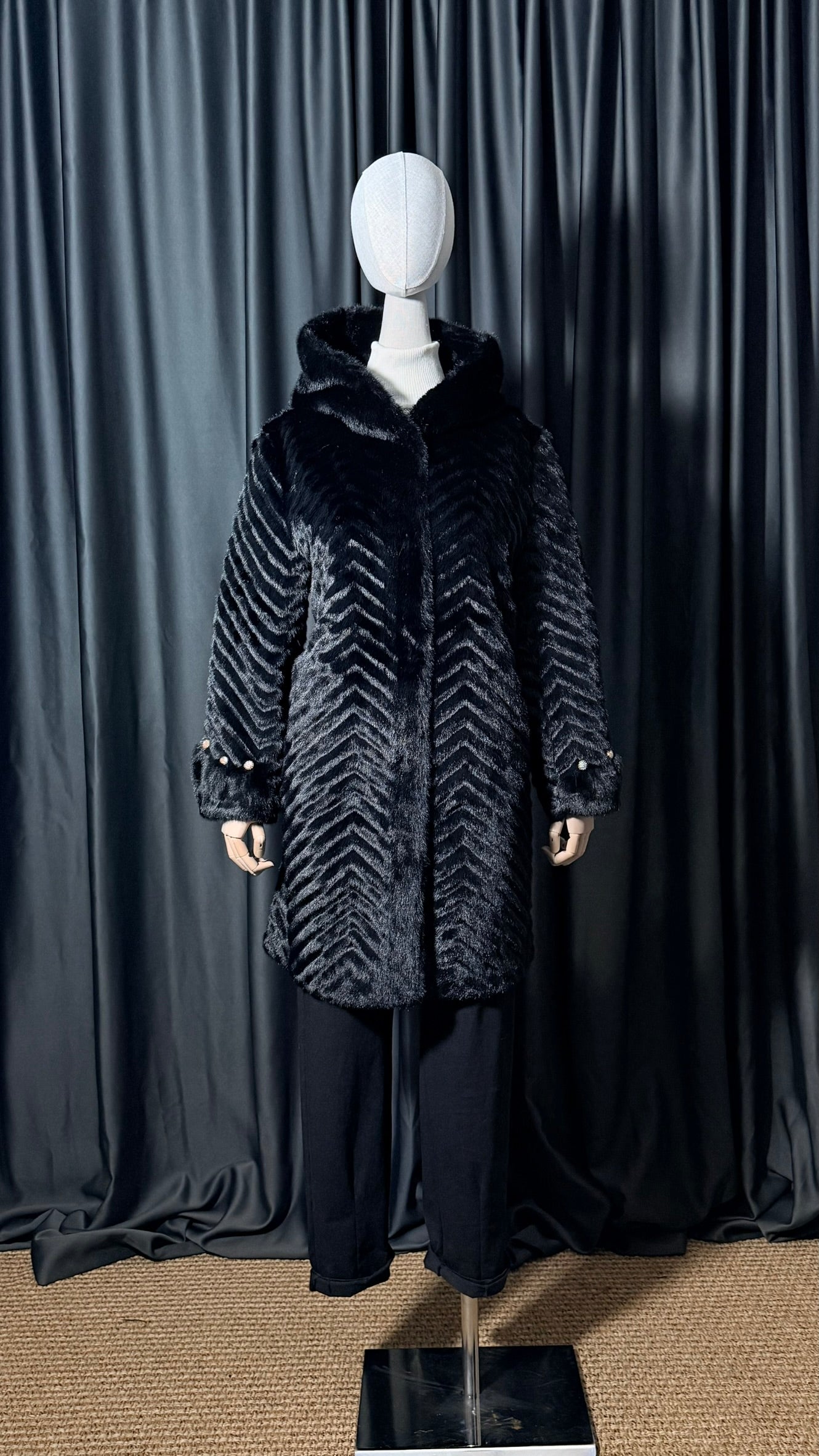 Siyah Kapüşonlu Uzun Kürk Kaban – İnci Detaylı