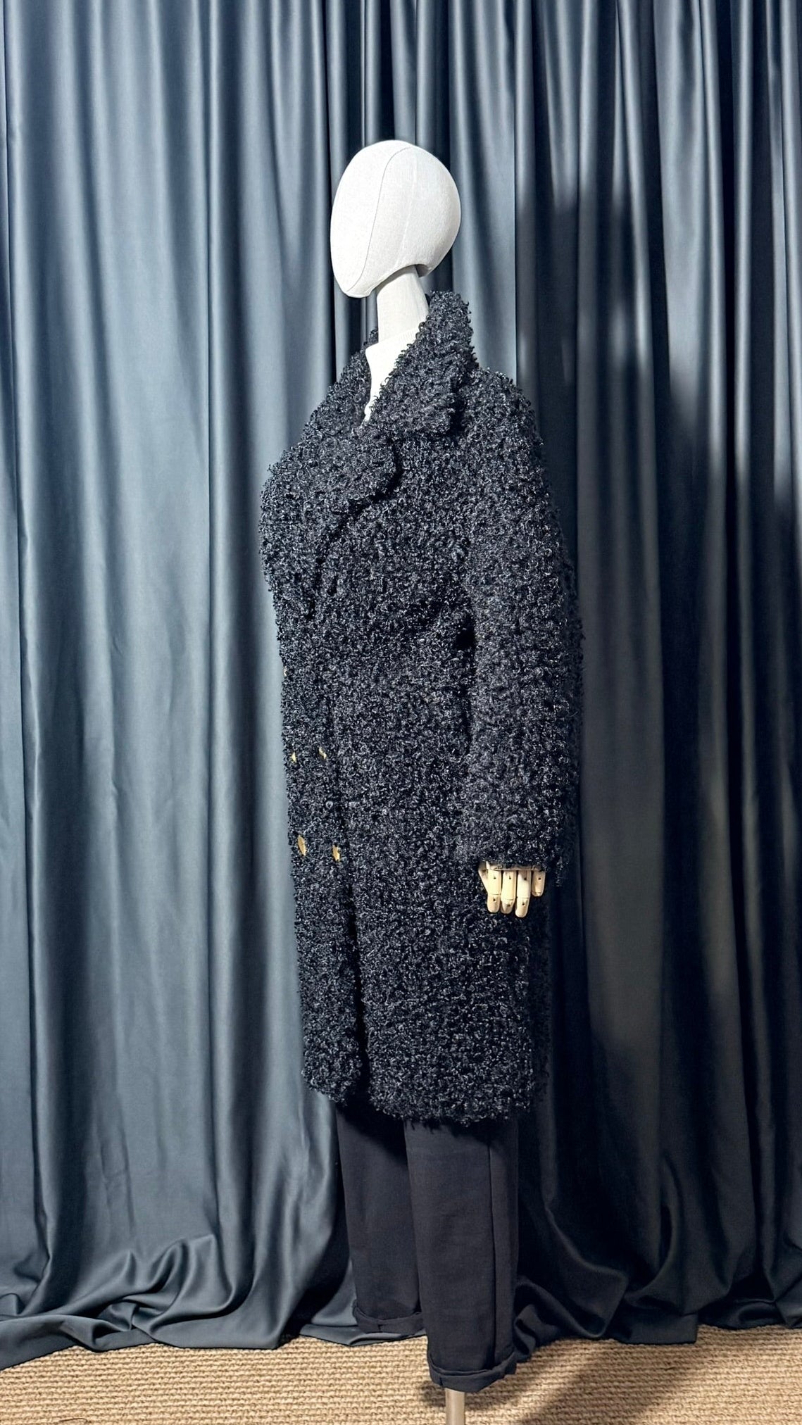 Siyah Buklet Düğmeli Kaban – Altın Düğmeli