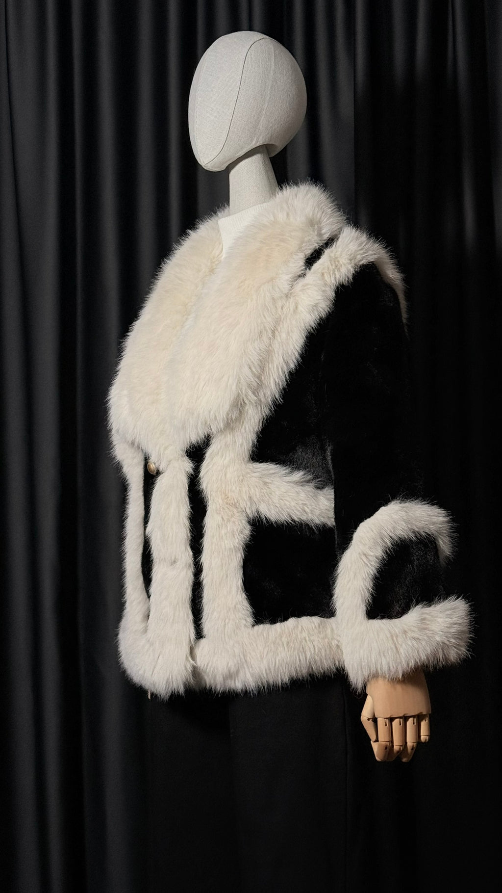 Siyah Beyaz Kontrast Kürk Ceket – Düğmeli