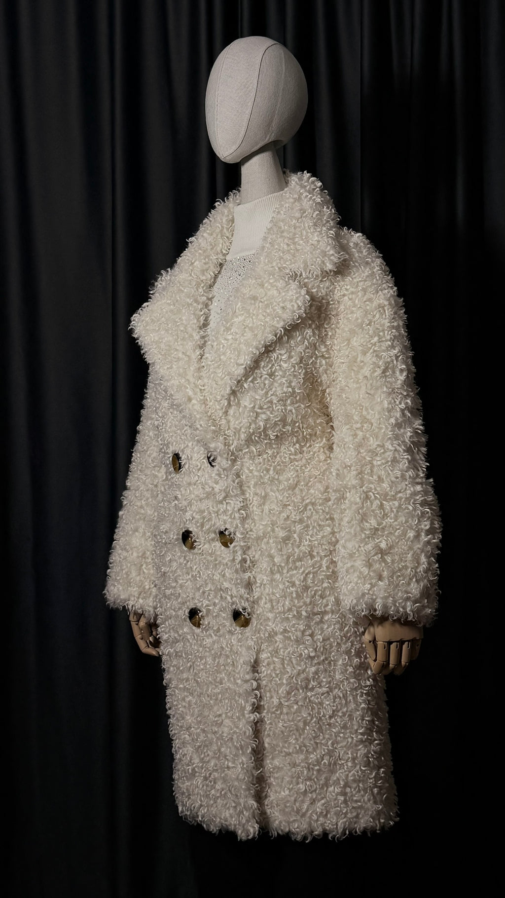 Beyaz Buklet Düğmeli Kaban – Oversize Kesim