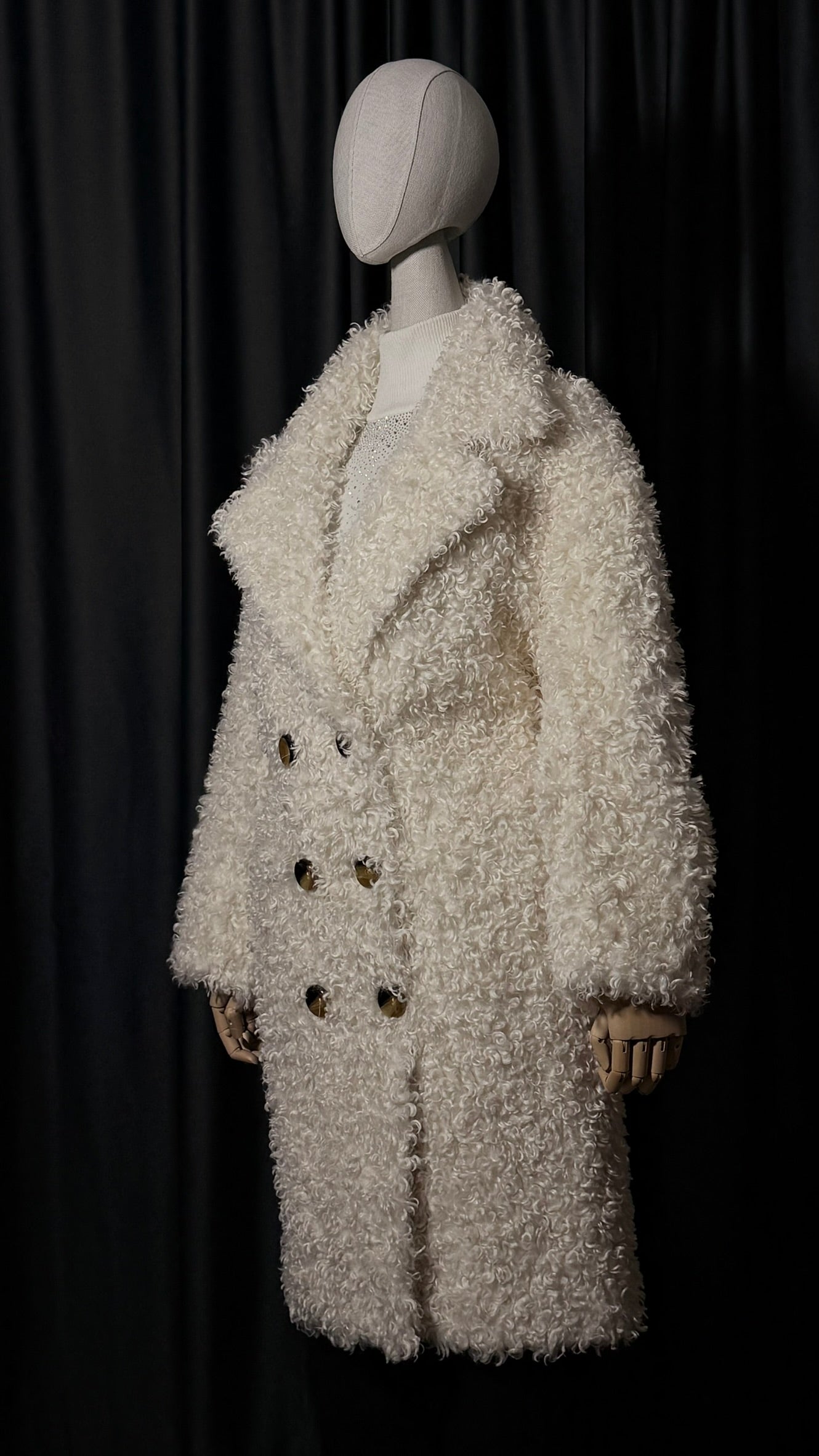 Beyaz Buklet Düğmeli Kaban – Oversize Kesim