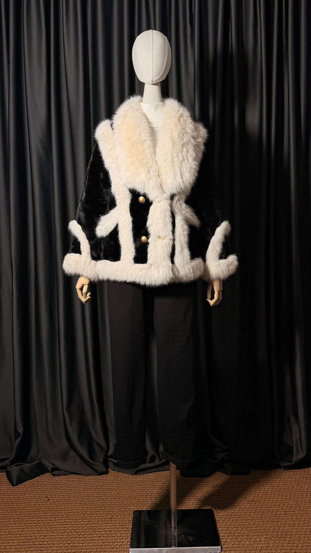 Siyah Beyaz Kontrast Kürk Ceket – Düğmeli