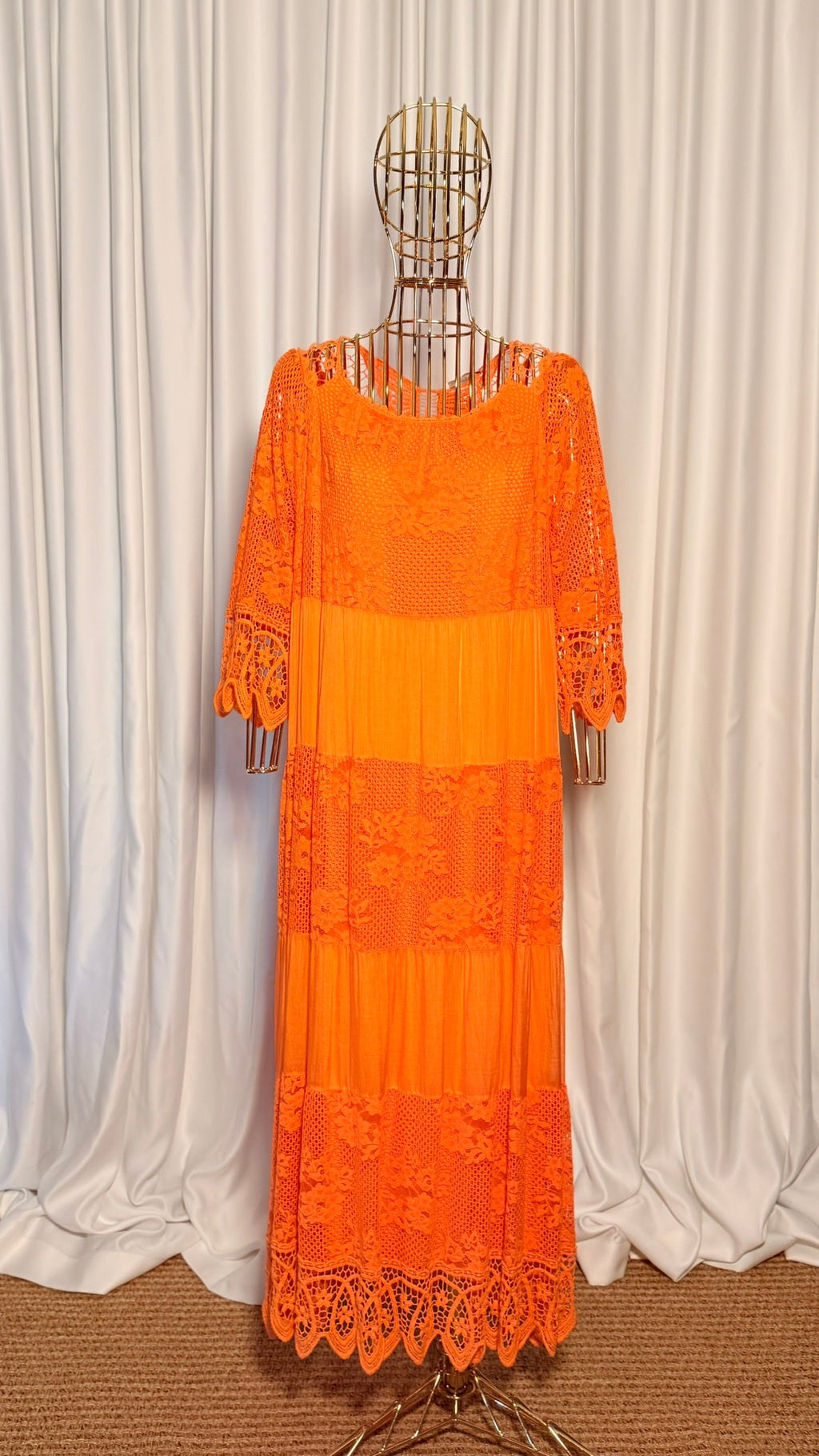Turuncu Dantelli Bohem Elbise – Yarım Kollu, Katlı Uzun Tasarım