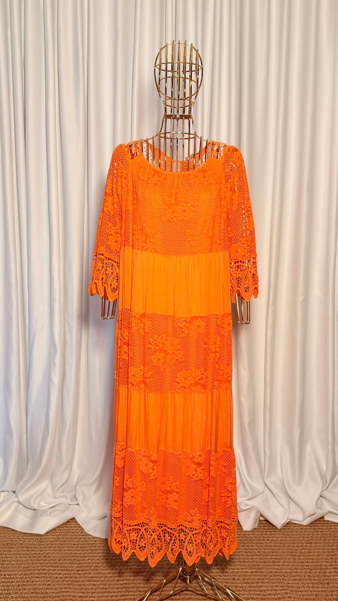 Turuncu Dantelli Bohem Elbise – Yarım Kollu, Katlı Uzun Tasarım