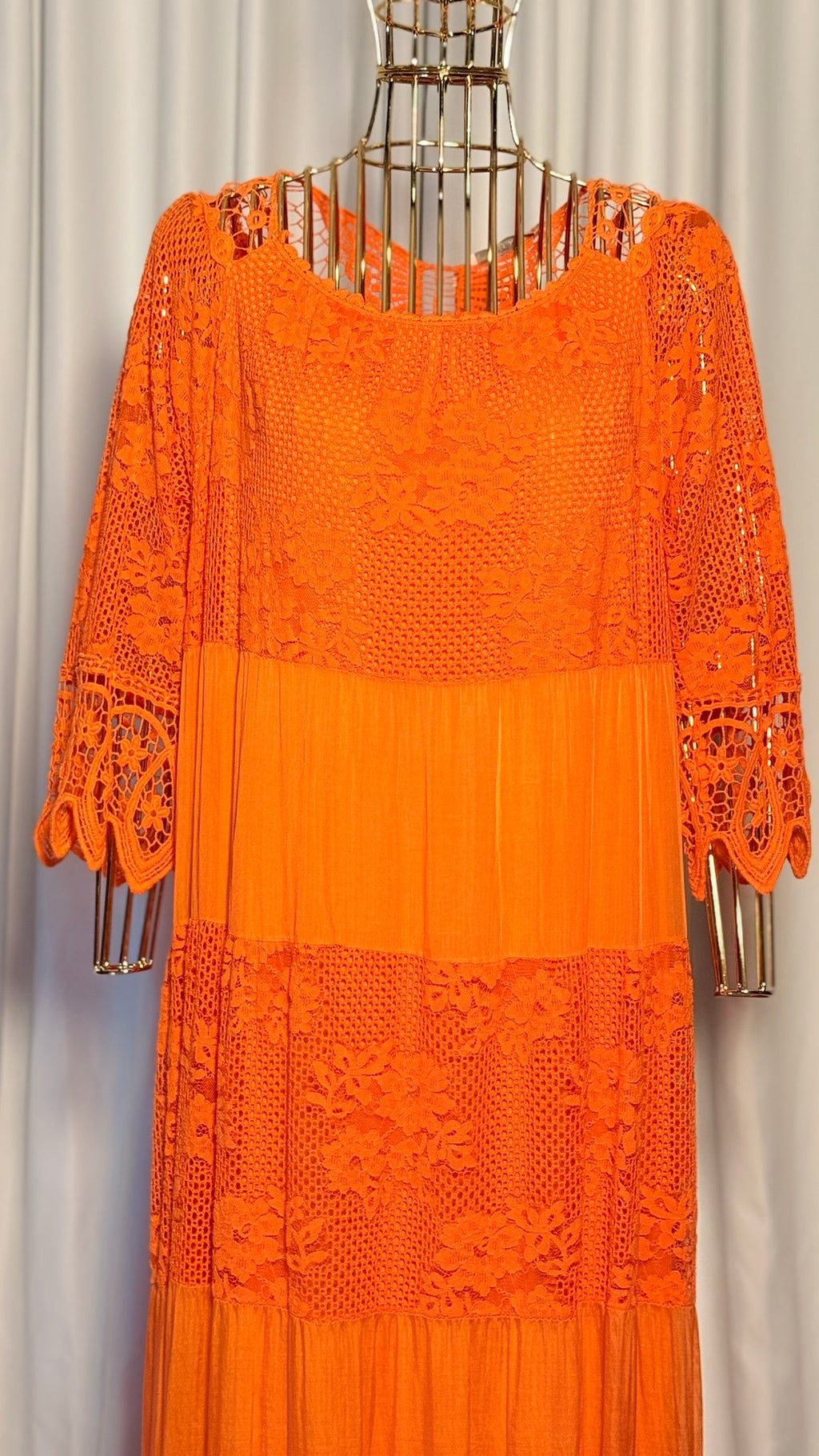 Turuncu Dantelli Bohem Elbise – Yarım Kollu, Katlı Uzun Tasarım