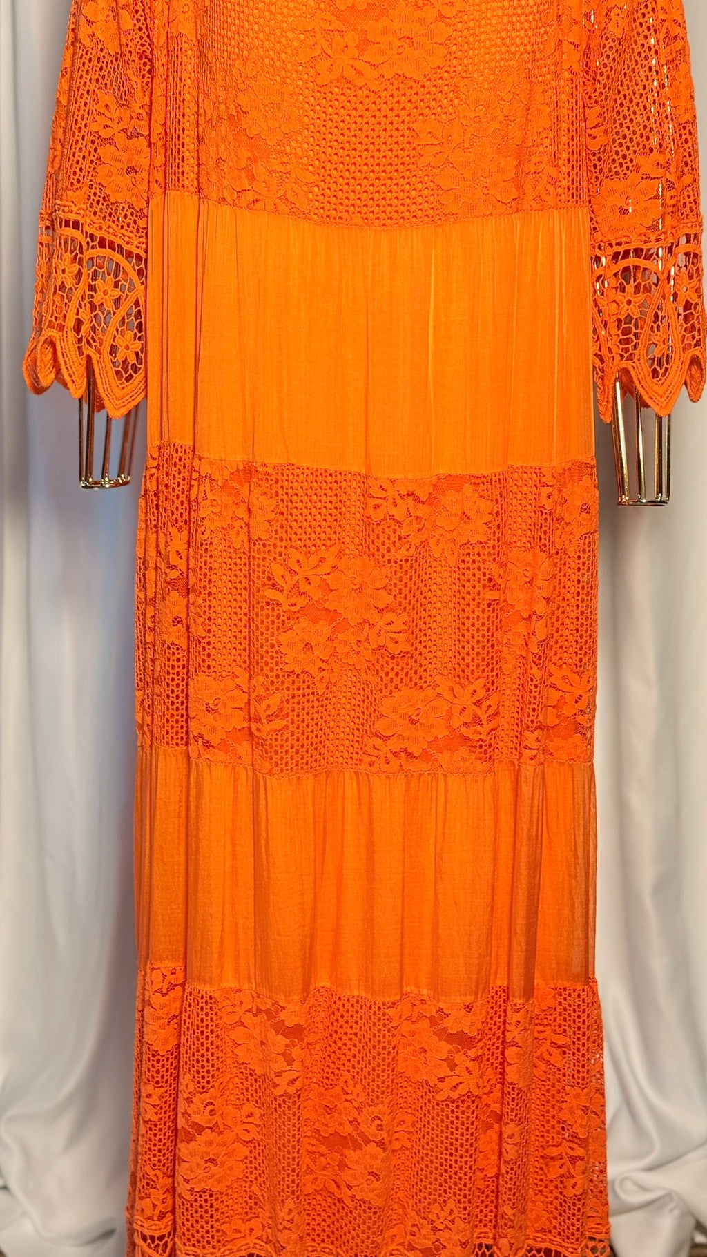 Turuncu Dantelli Bohem Elbise – Yarım Kollu, Katlı Uzun Tasarım
