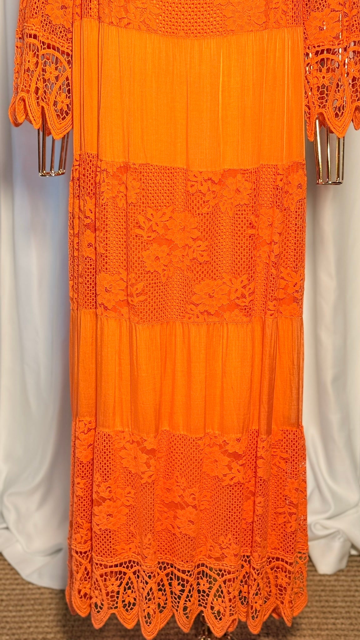 Turuncu Dantelli Bohem Elbise – Yarım Kollu, Katlı Uzun Tasarım