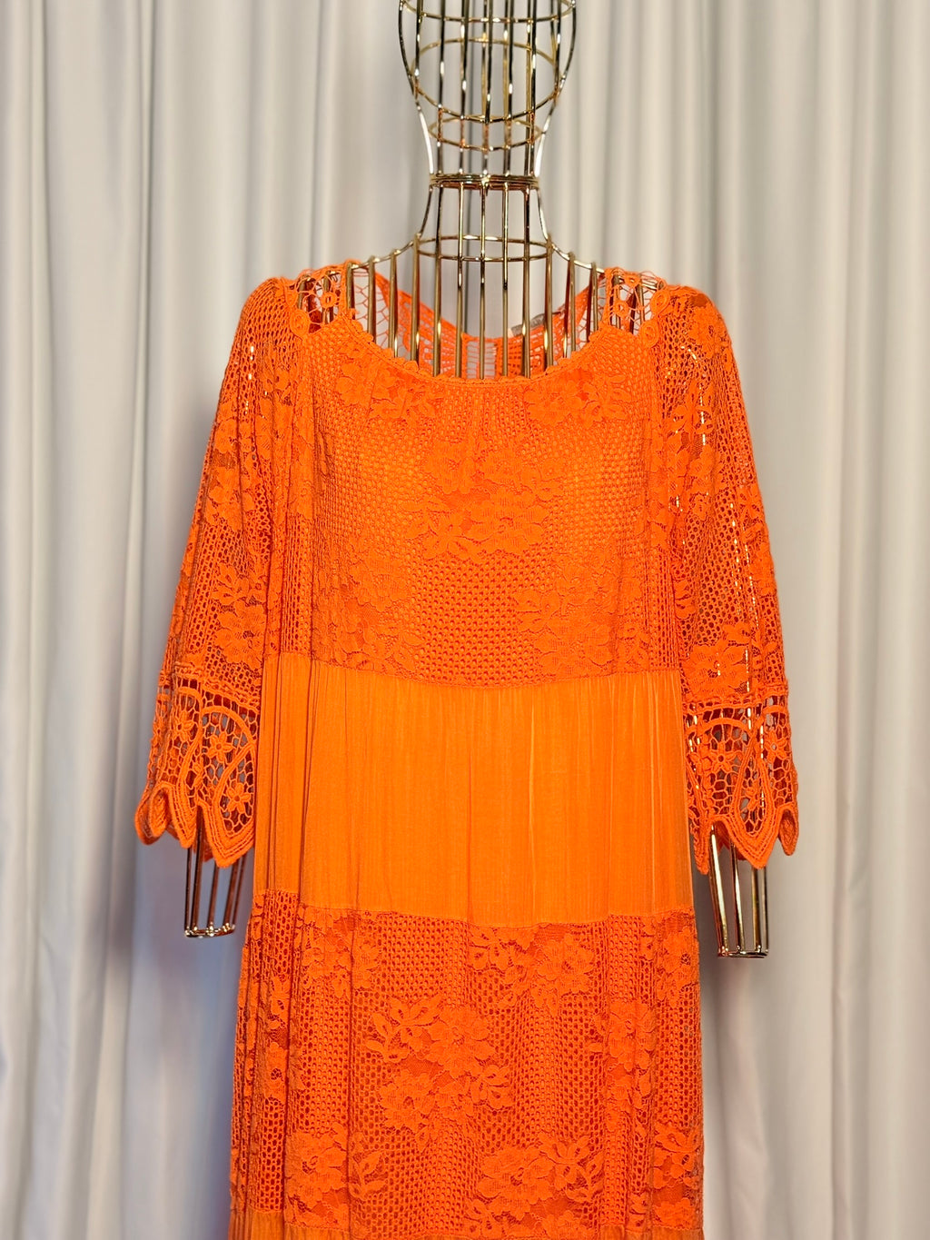 Turuncu Dantelli Bohem Elbise – Yarım Kollu, Katlı Uzun Tasarım