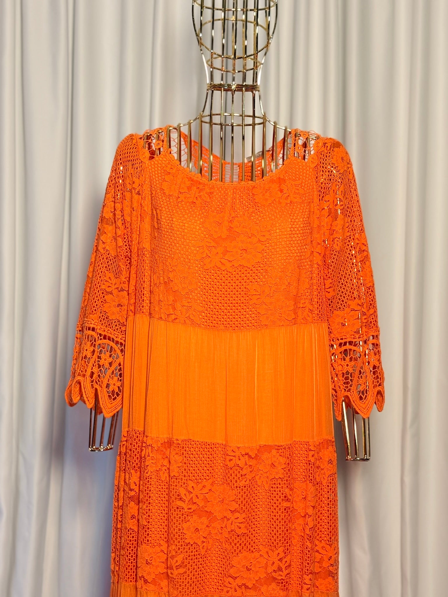 Turuncu Dantelli Bohem Elbise – Yarım Kollu, Katlı Uzun Tasarım